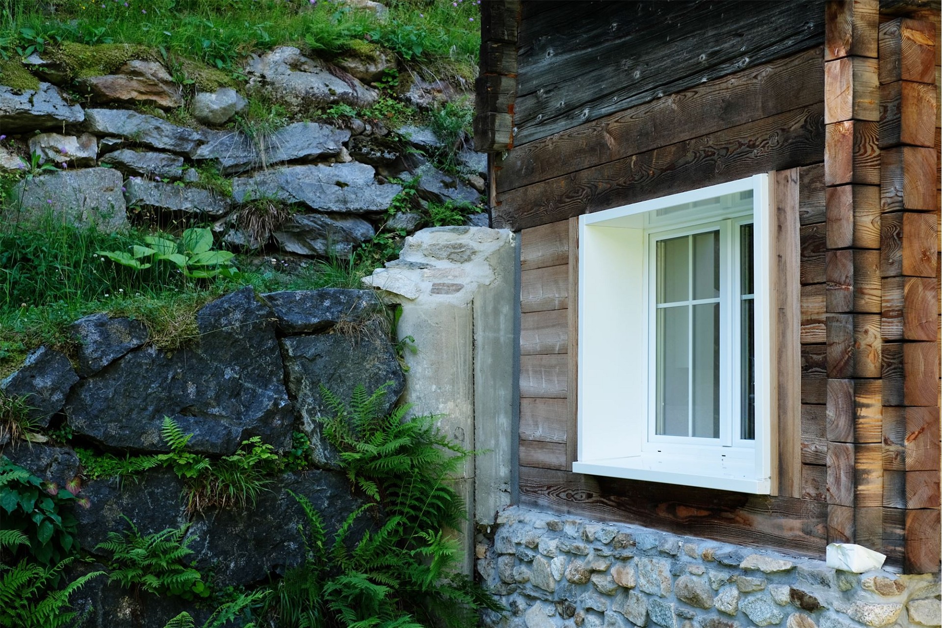 Rustikale Hausfassade mit Naturstein und Holz