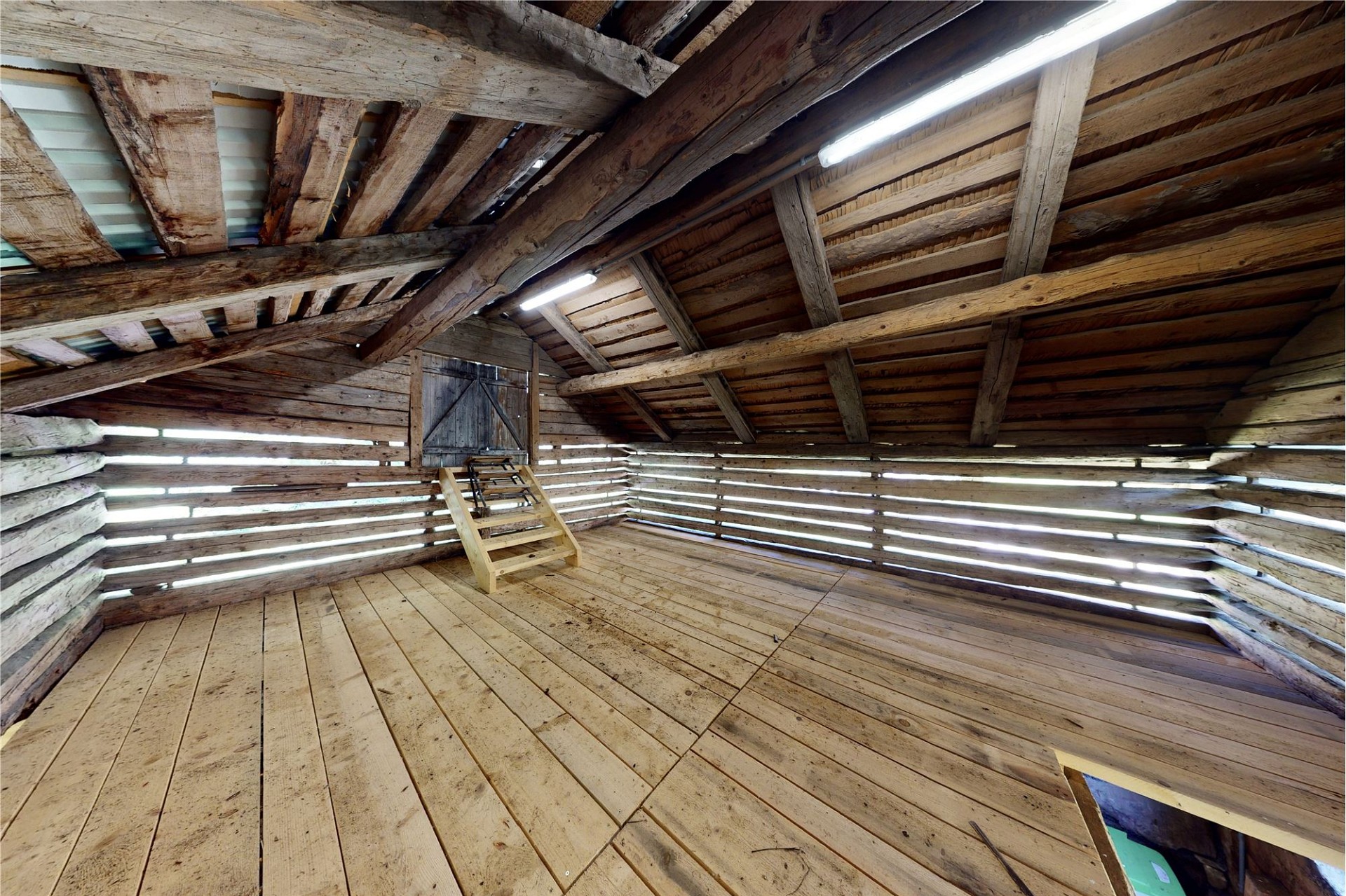 Rustikaler Dachboden mit Holzverschalung