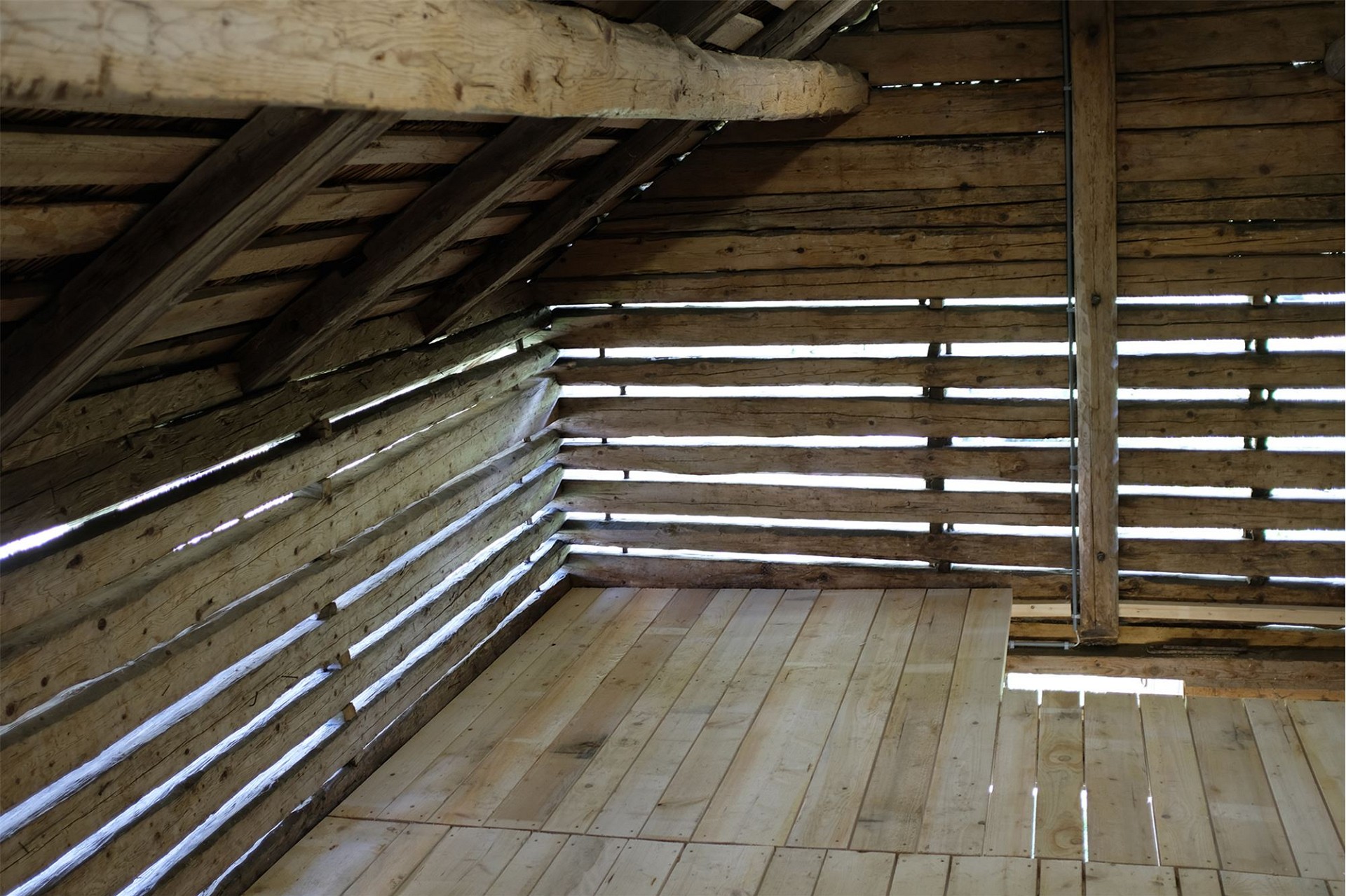 Holzverschlag im Dachraum