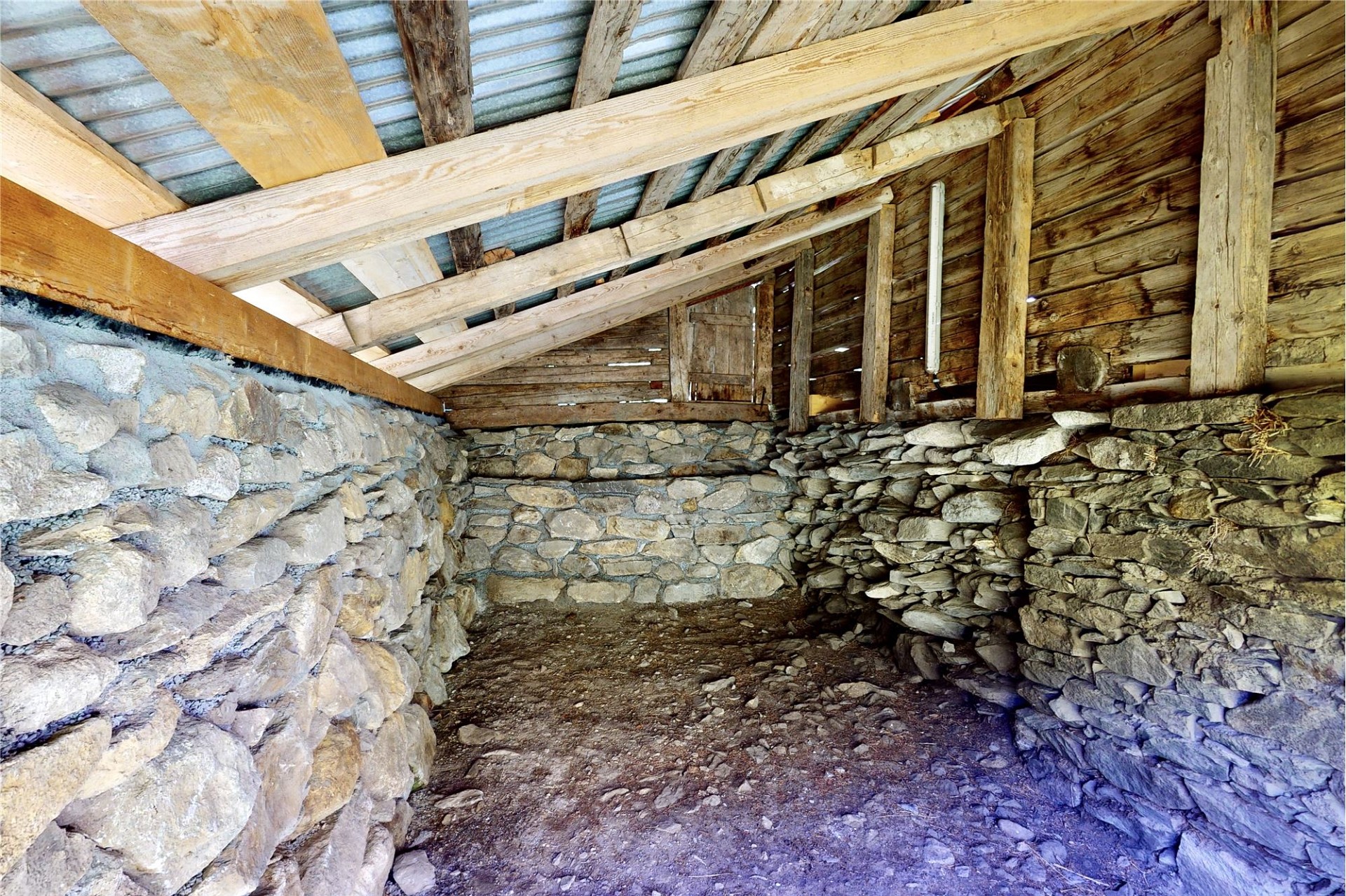 Steinerner Lagerraum unter einem Holzdach
