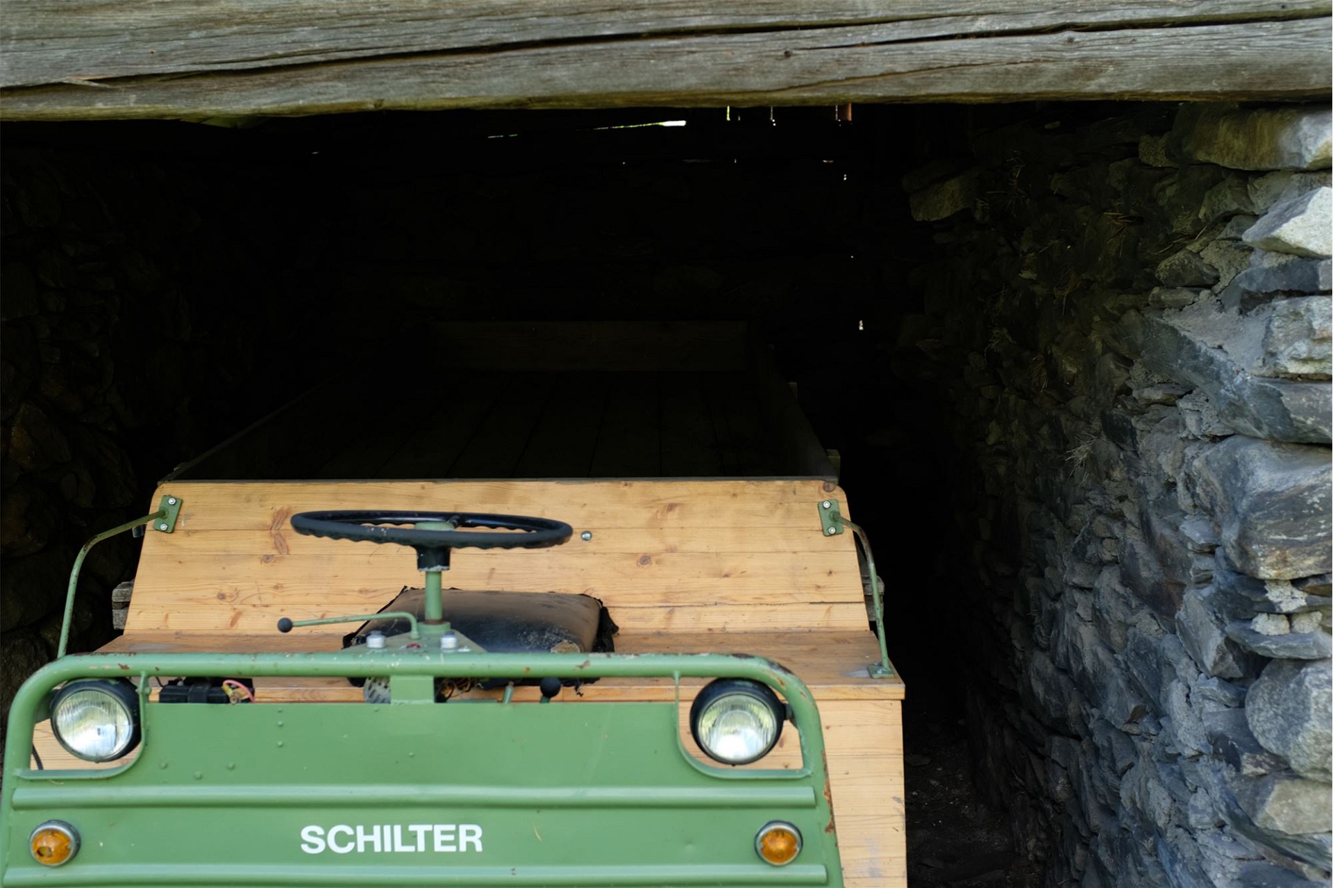 Oldtimer in dunkler Steingarage