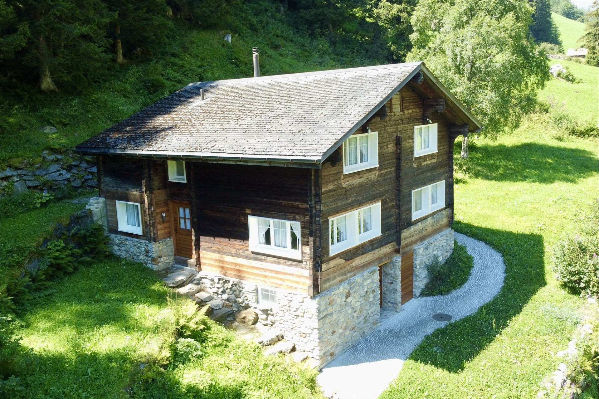 Rustikales Berghaus mit Holzfassade
