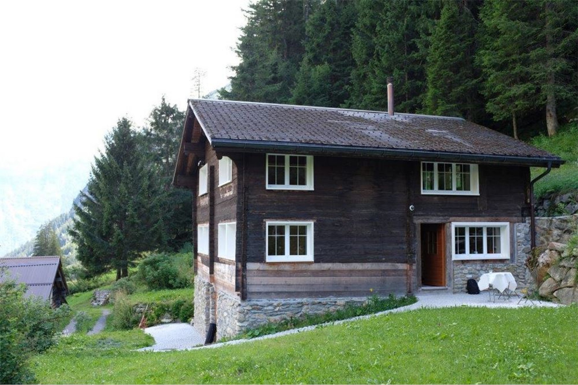 Alpines Holzhaus mit Wiesenlage