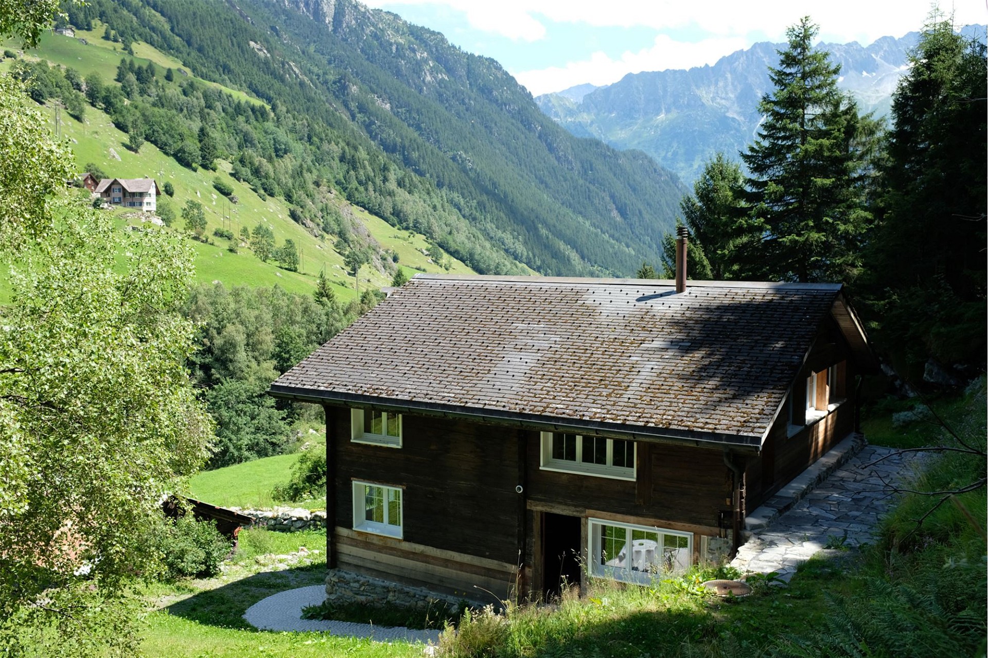 Alpenhaus mit Bergpanorama