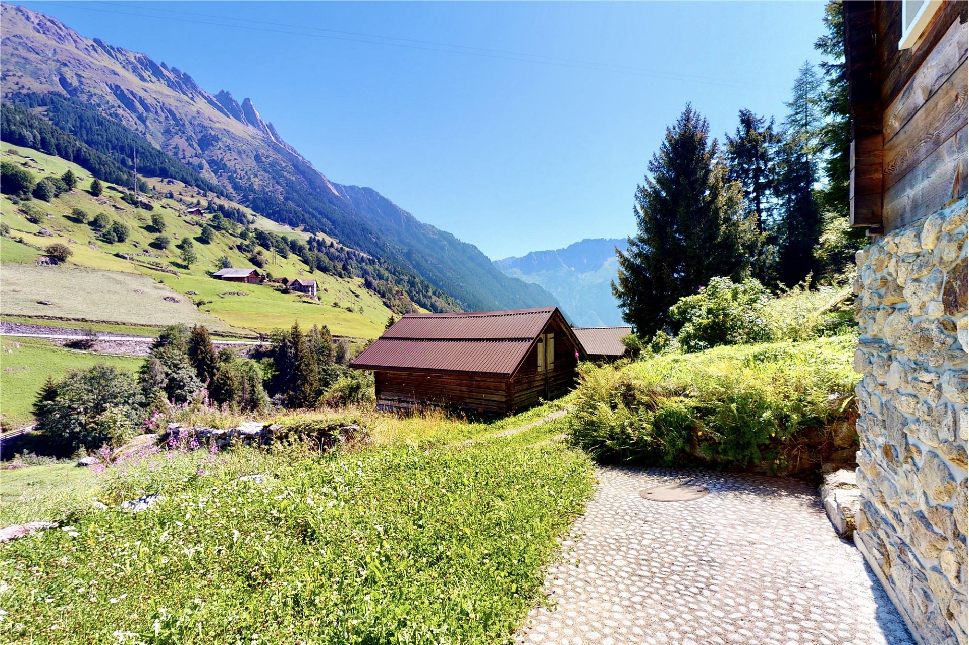 Alpine Landschaft mit Chalet und Garten