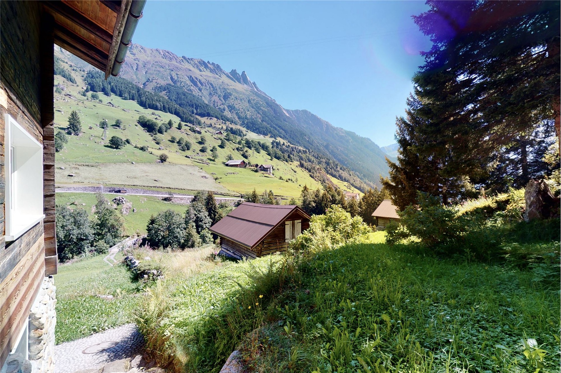 Alpine Landschaft mit Blick auf Bergtal