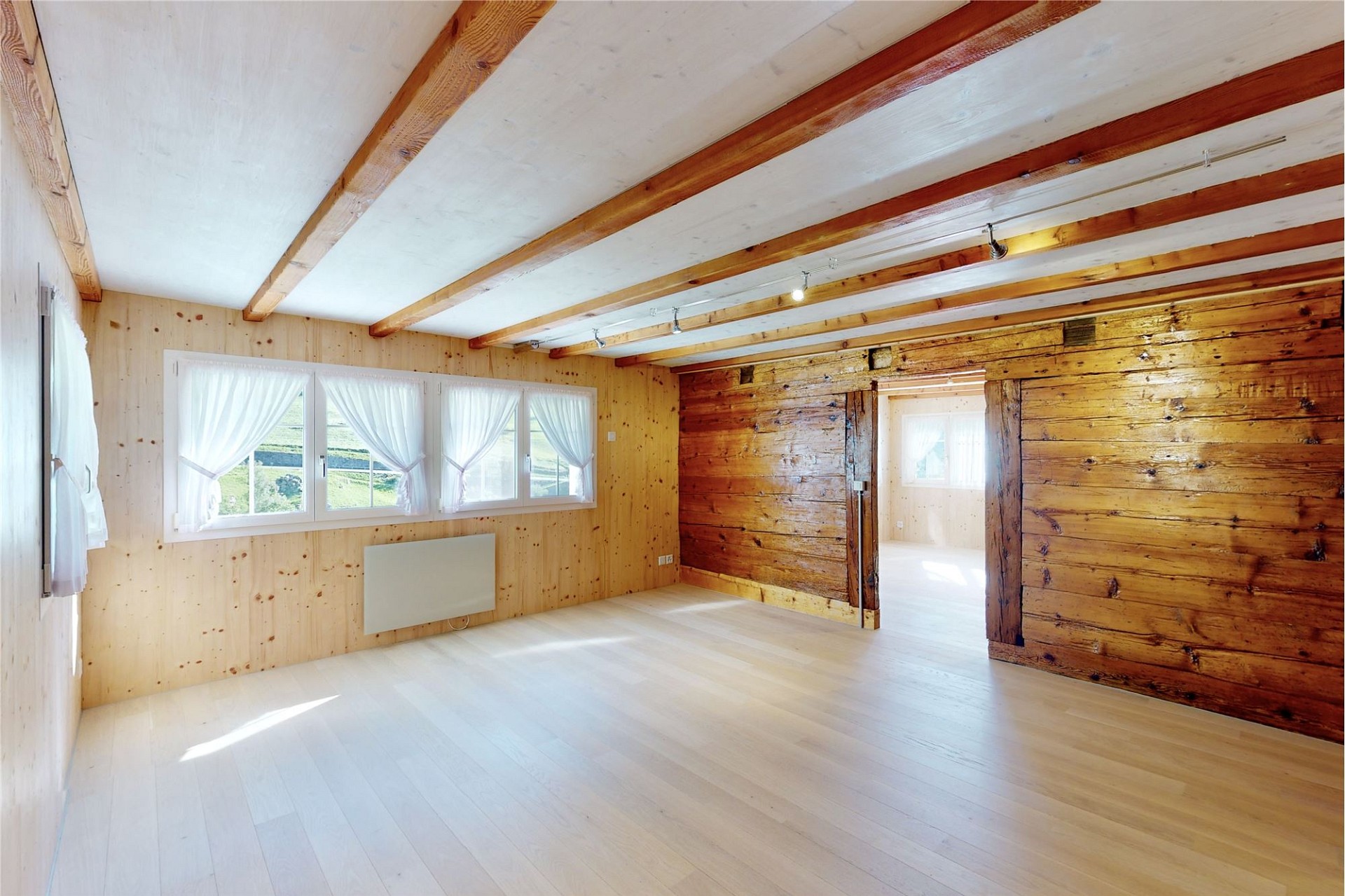 Heller Holzraum mit rustikalem Charakter