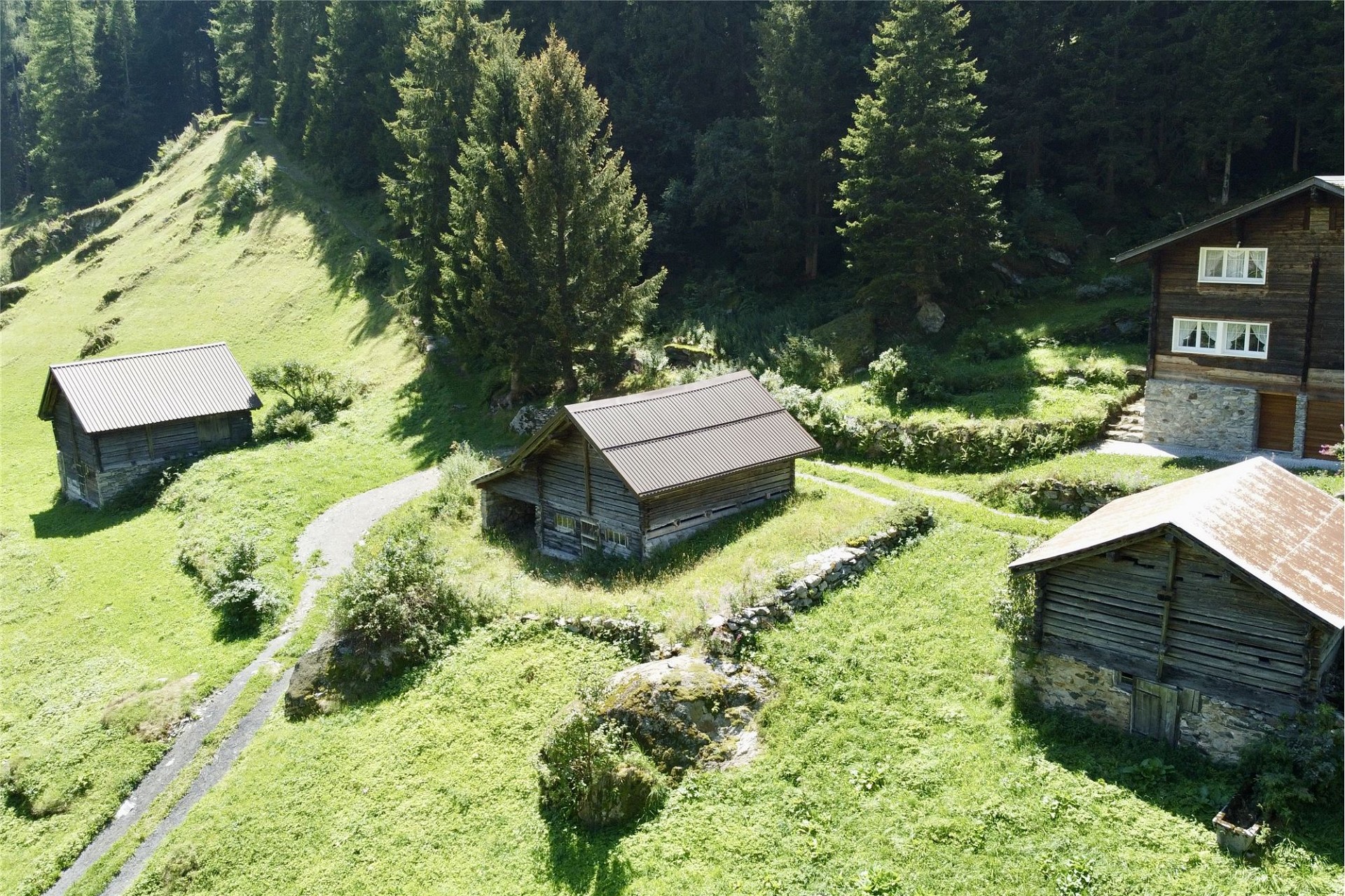 Almähliche Berglandschaft mit kleinen Holzhäusern