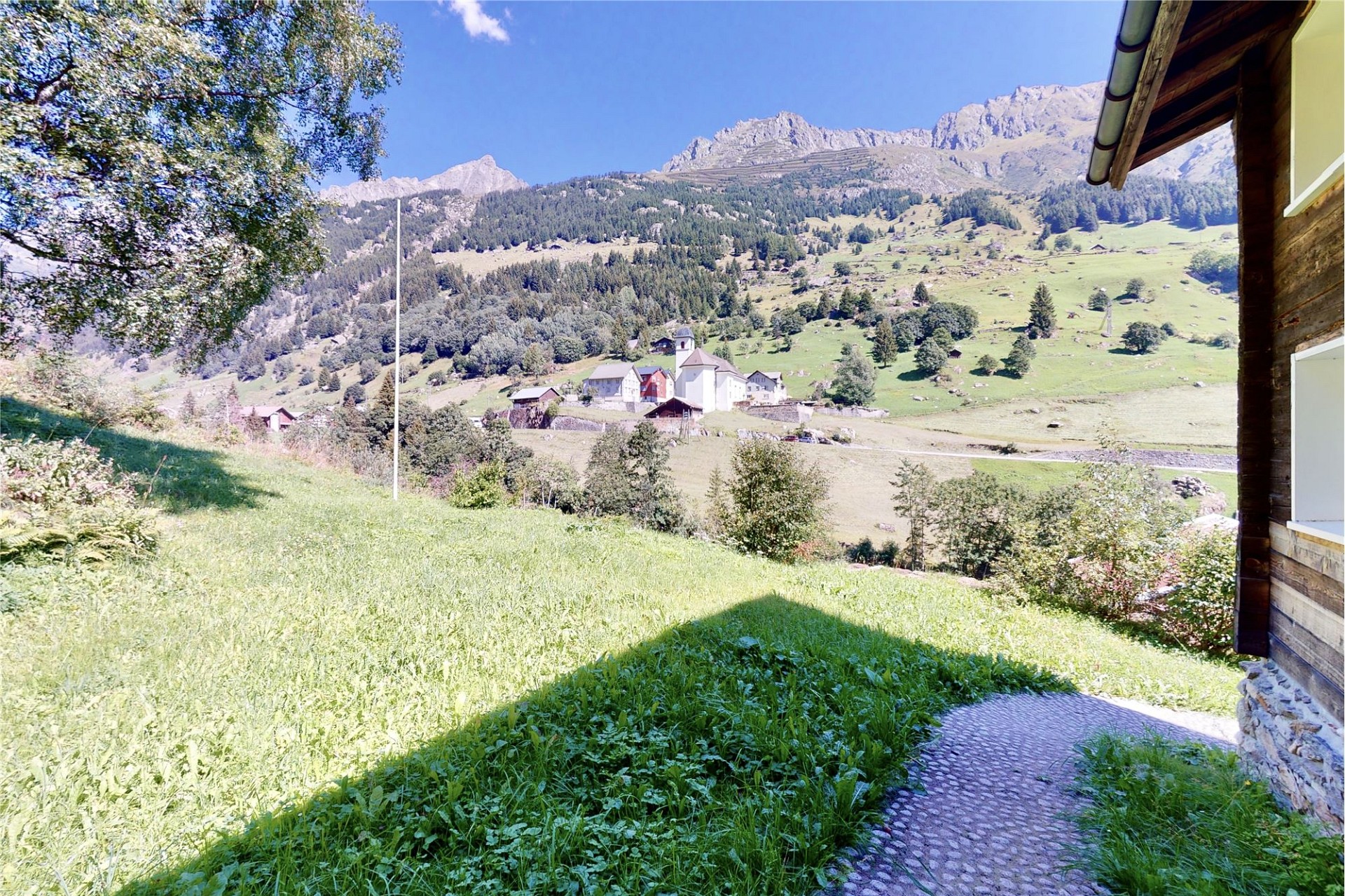 Alpenlandschaft mit Blick auf Dorf und Berge