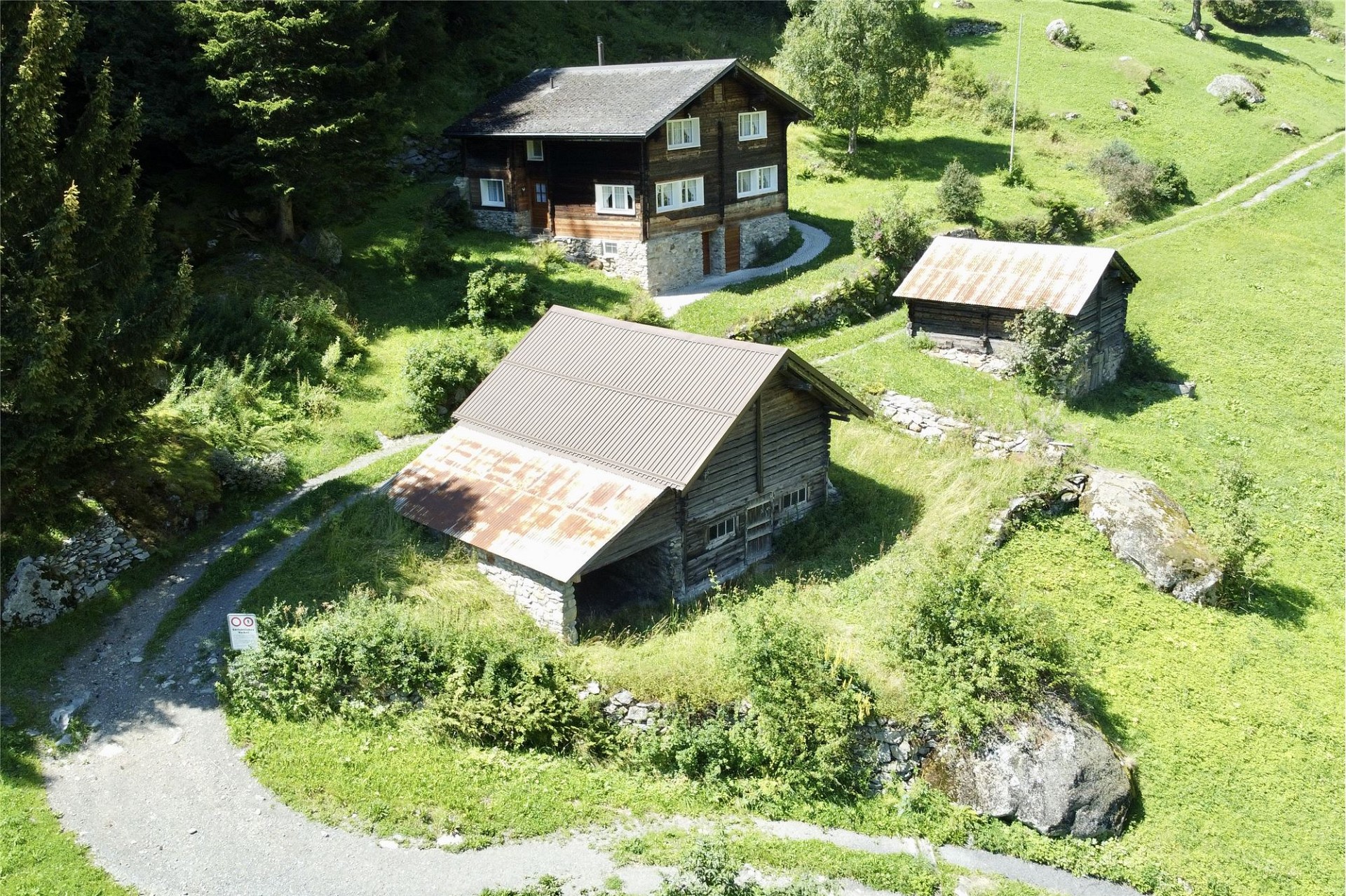 Alpines Anwesen aus der Luft
