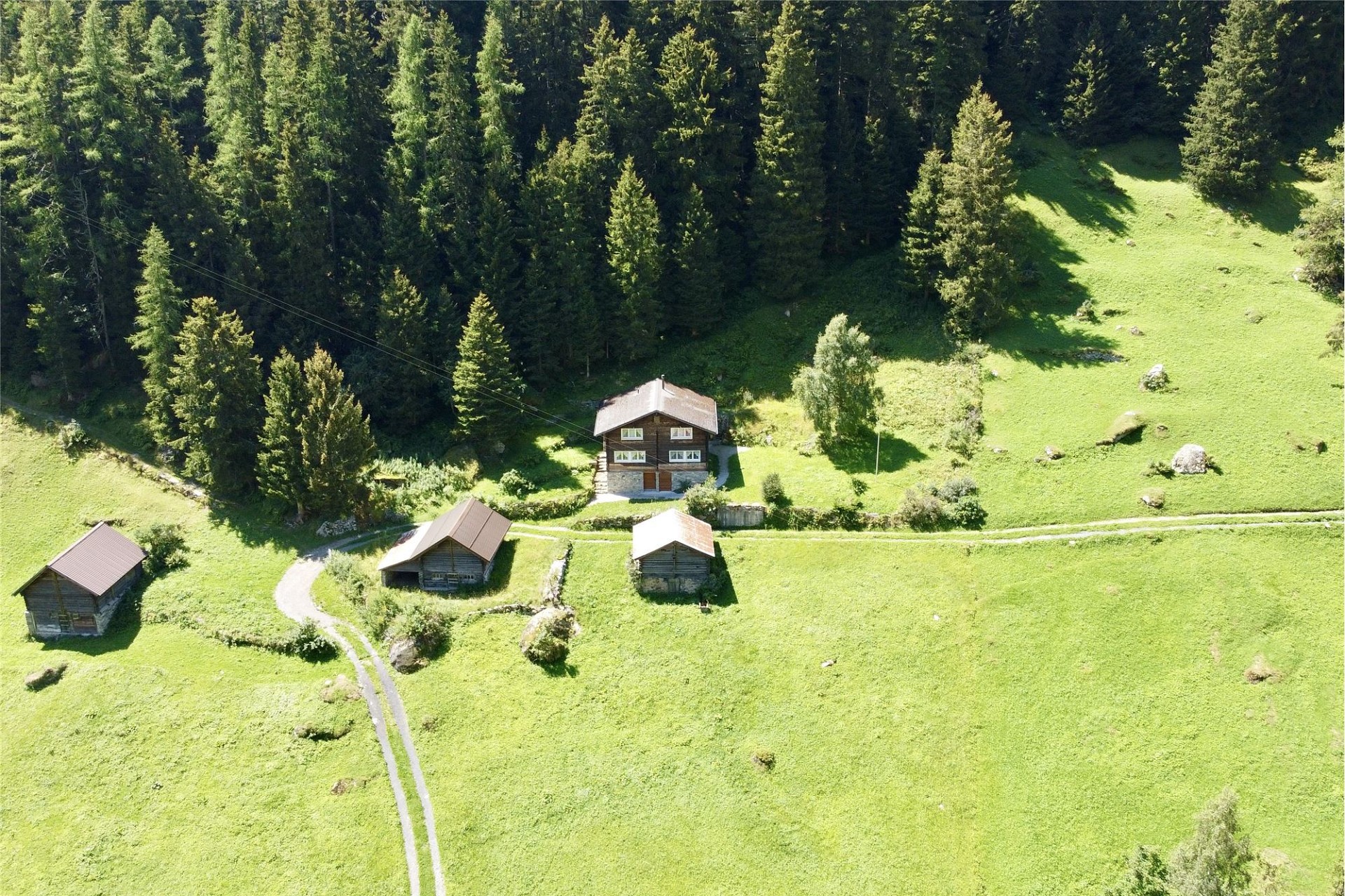 Alpenländisches Anwesen in einer Waldlichtung
