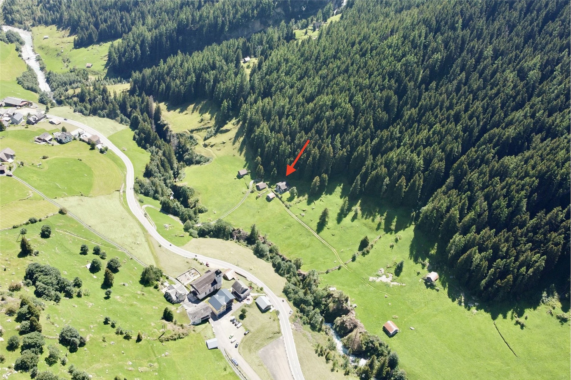 Luftaufnahme eines abgelegenen Hauses im Tal