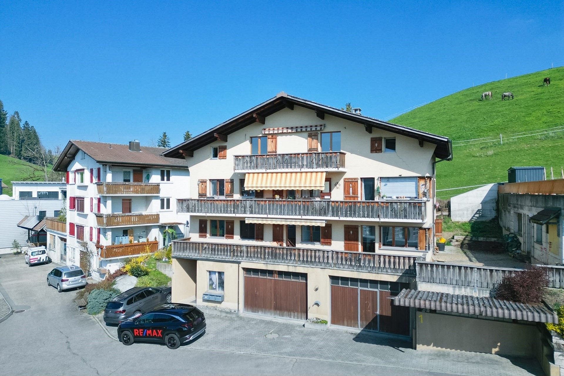 Alpenwohnhaus mit Balkonen und Garagen
