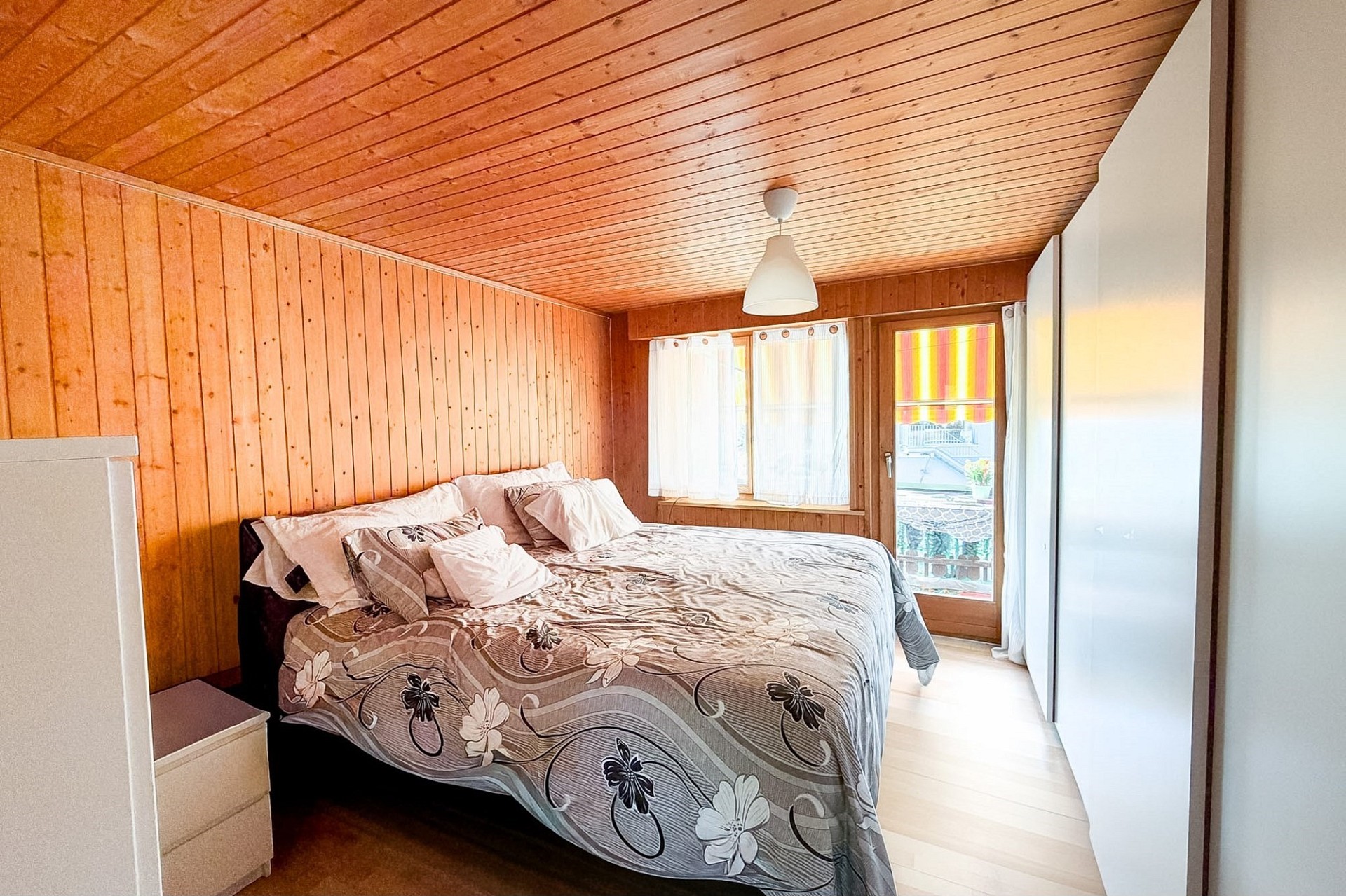 Gemütliches Schlafzimmer mit Holzverkleidung