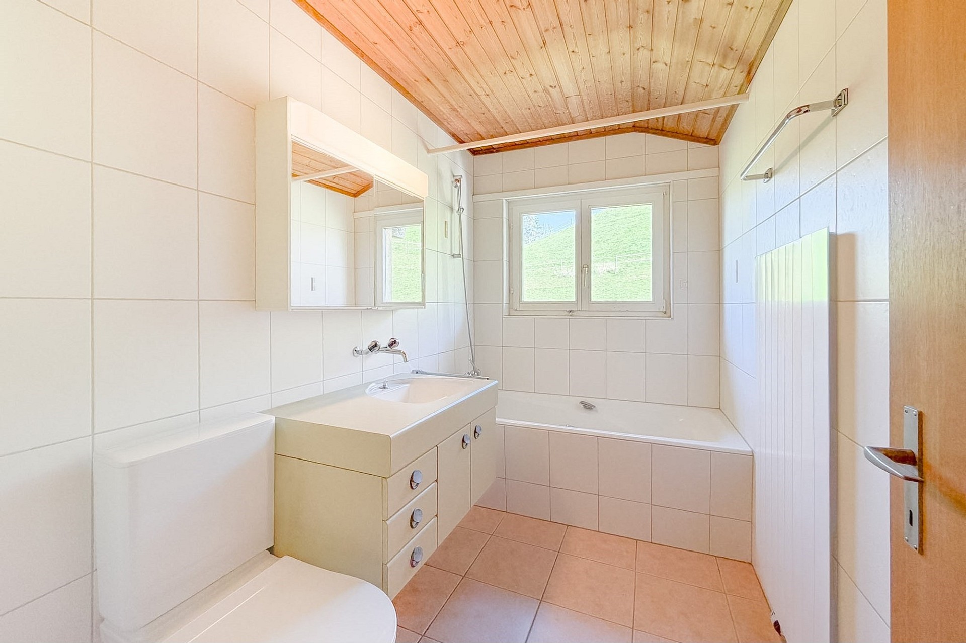 Helles Badezimmer mit Badewanne und Dachschräge