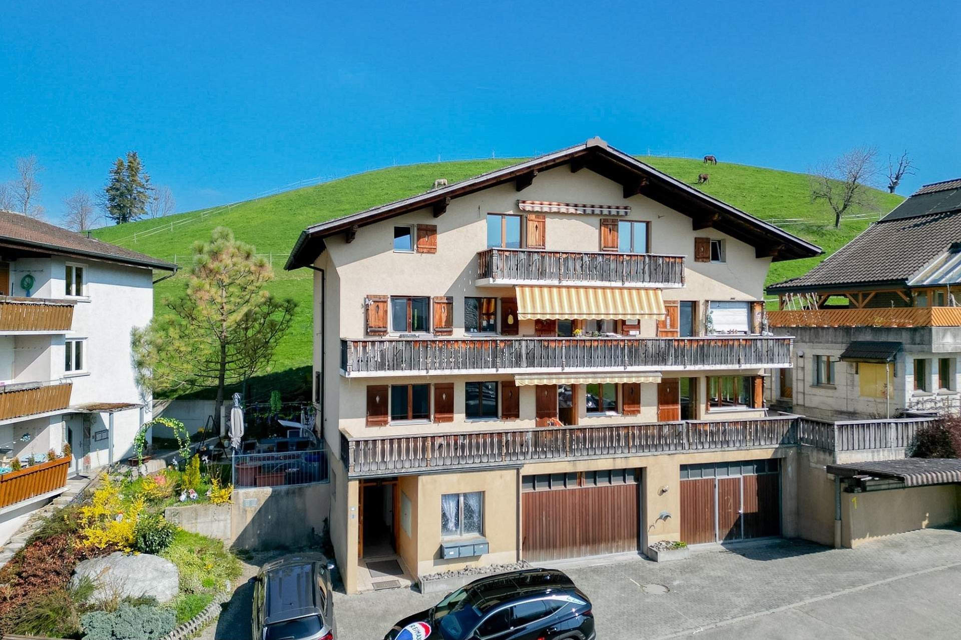 Alpines Mehrfamilienhaus mit Balkonen