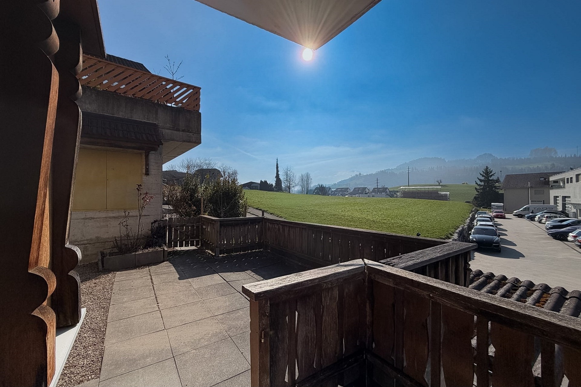 Balkon mit weiter Aussicht ins Grüne