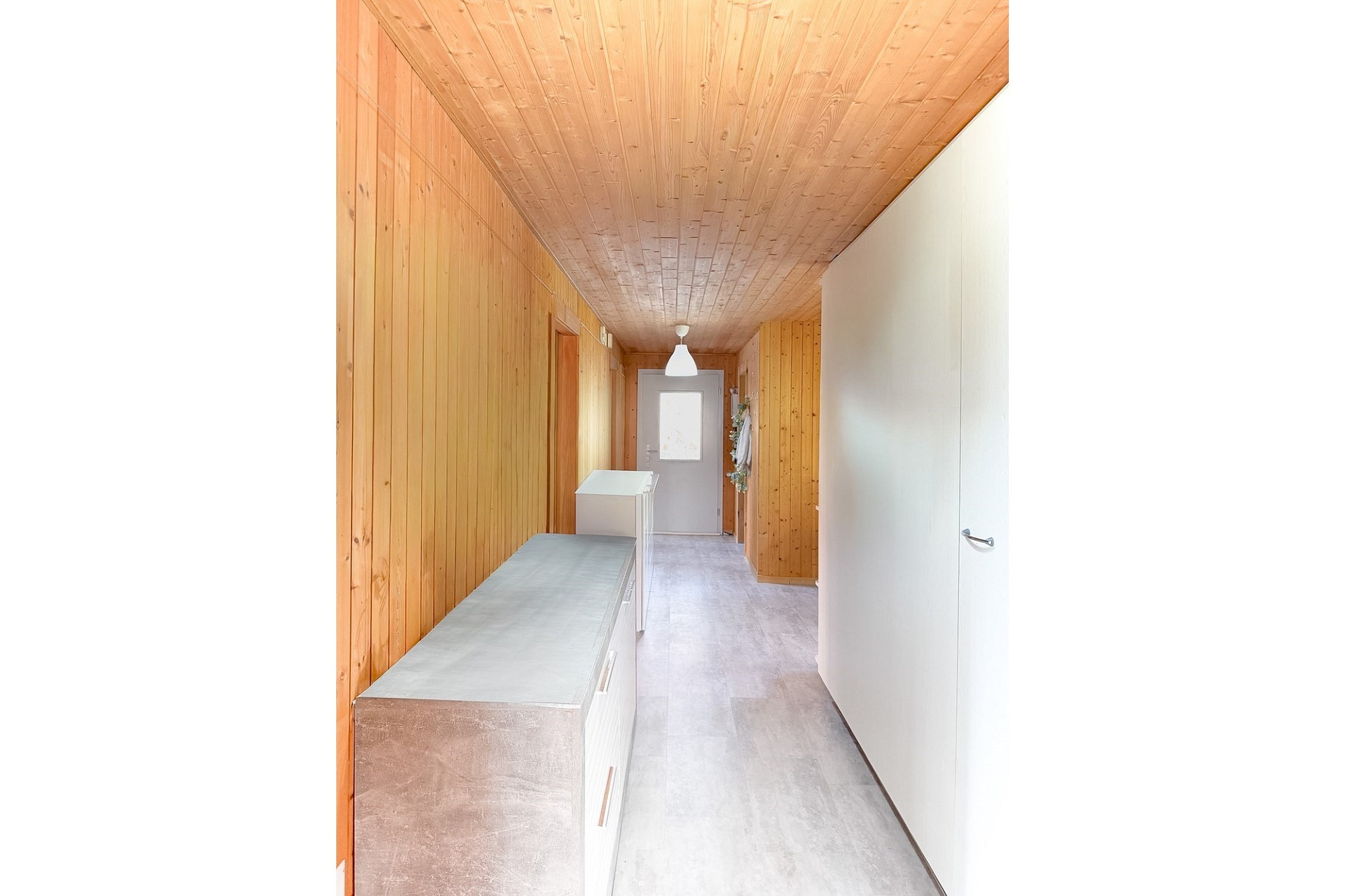 Heller Flur mit Holzverkleidung