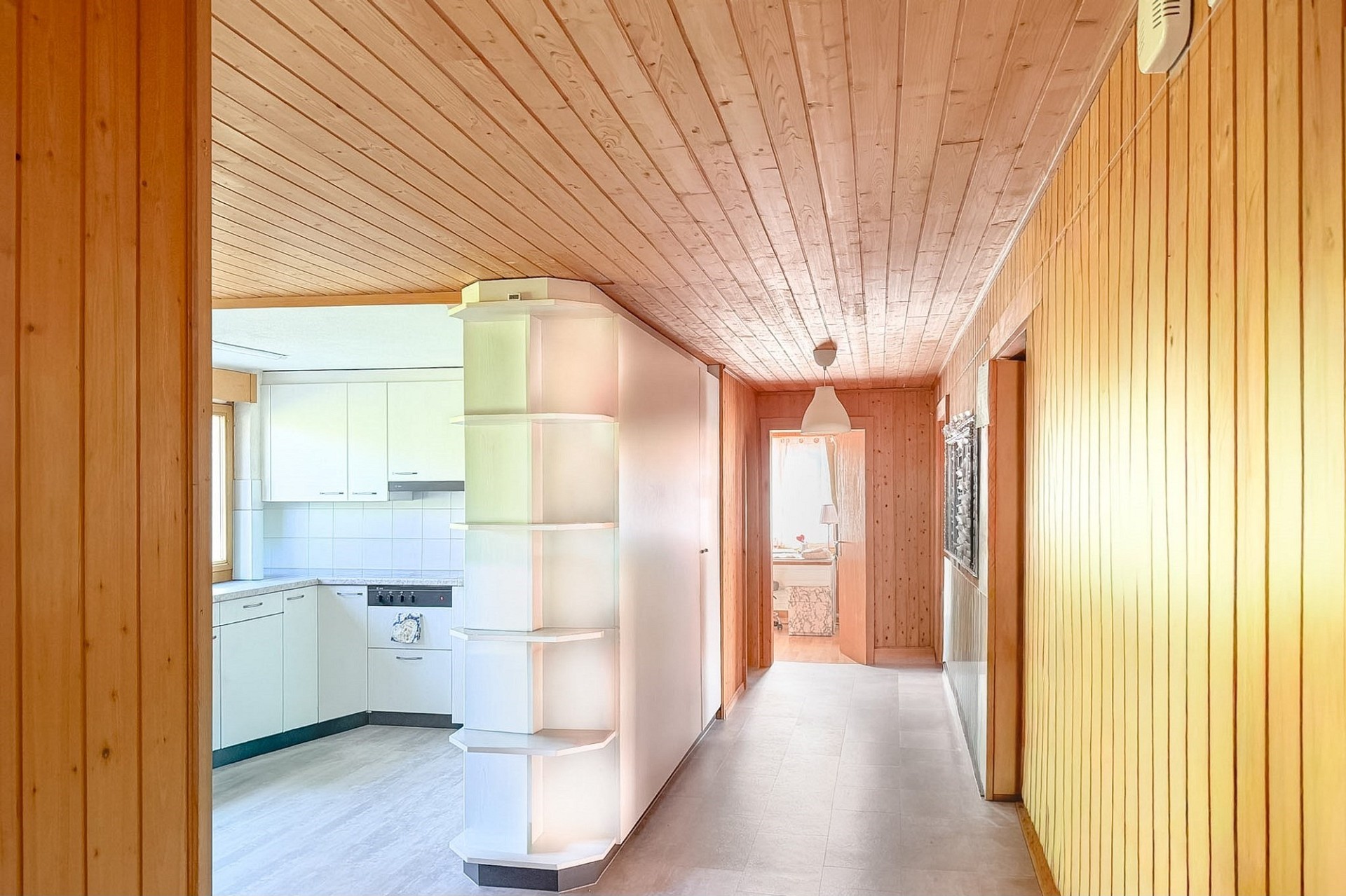 Heller Flur mit Küche und Holzverkleidung