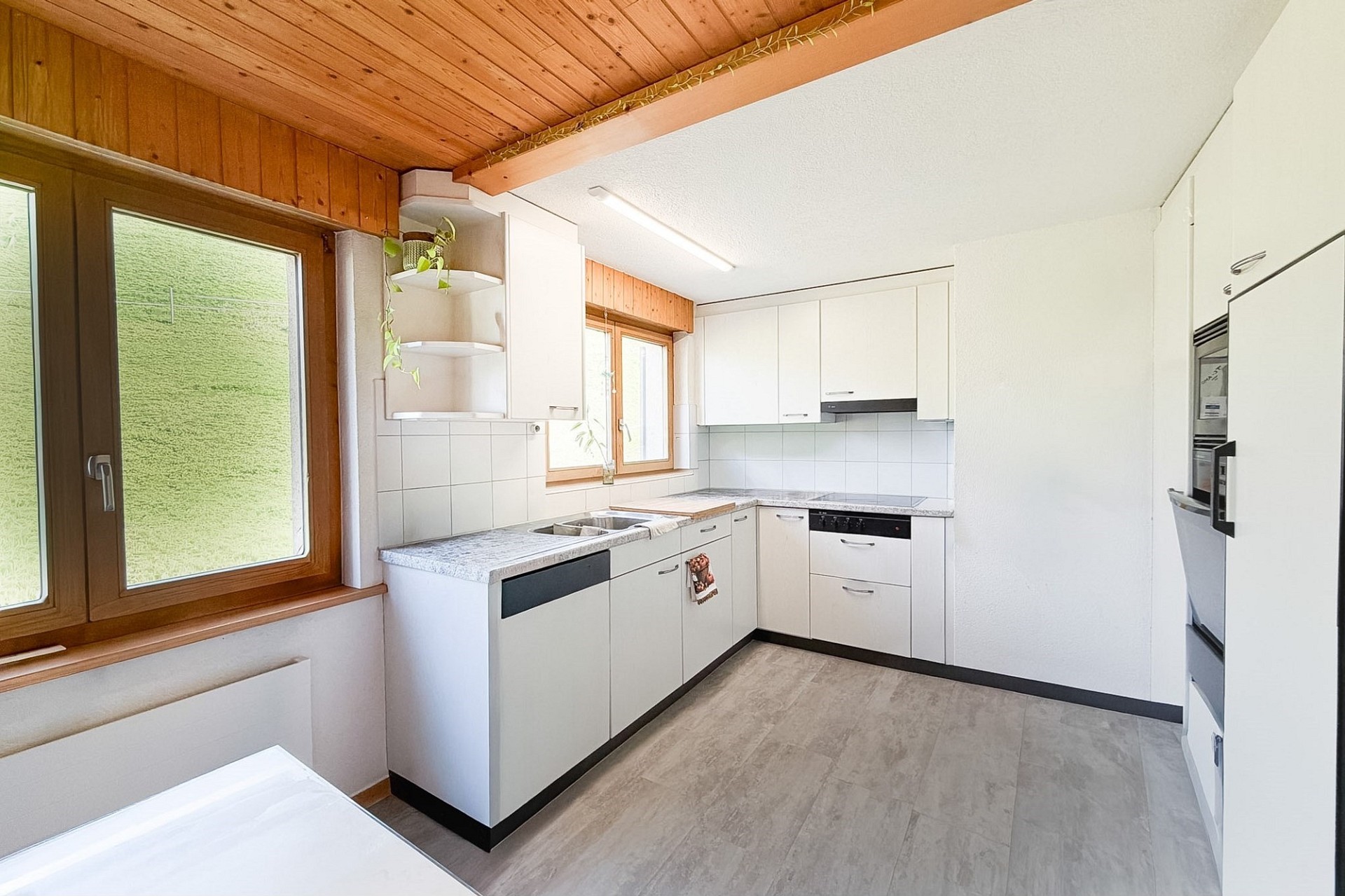 Helle, kompakte Einbauküche mit Holzdecke