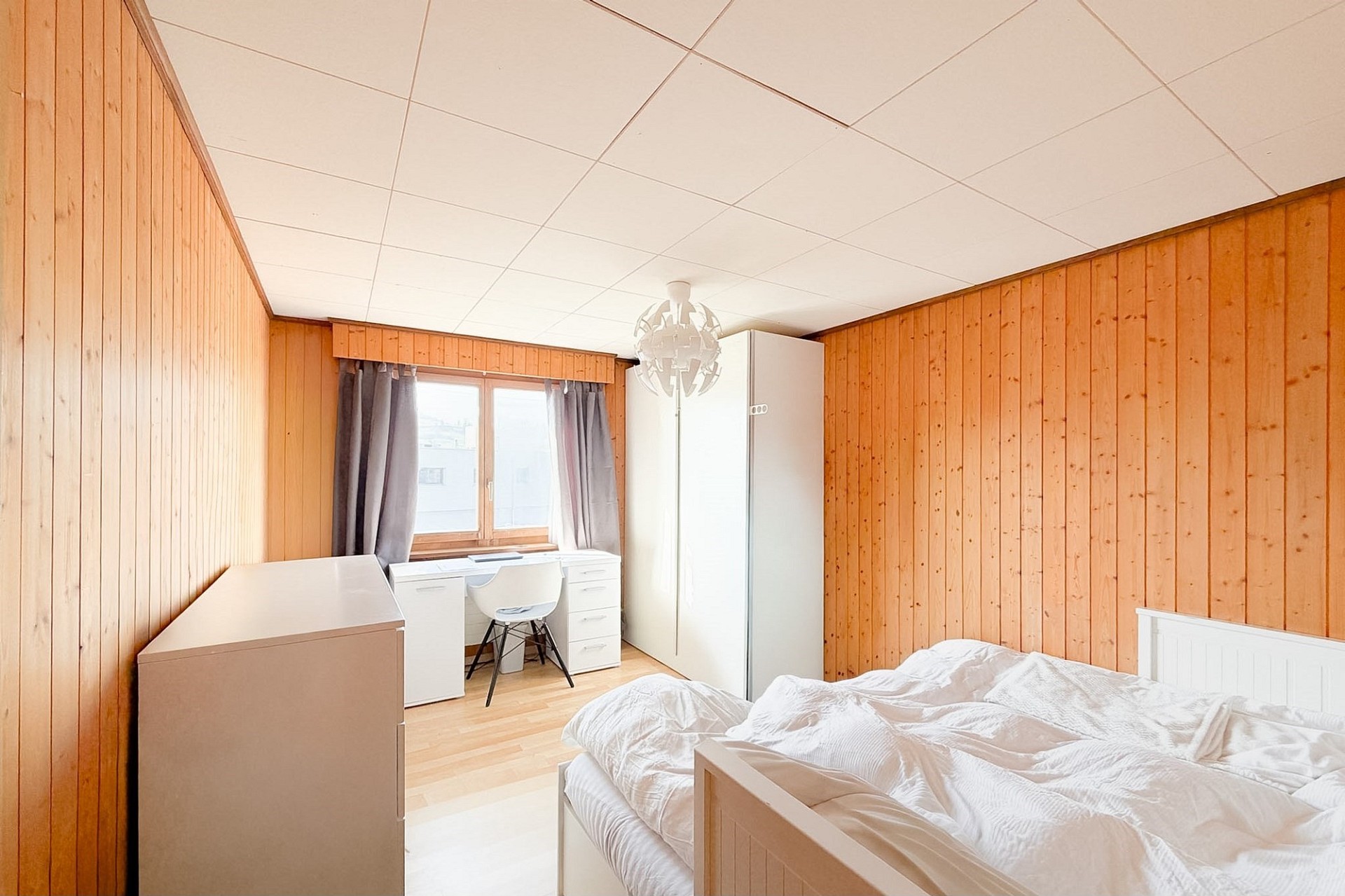 Helles Schlafzimmer mit Holzverkleidung