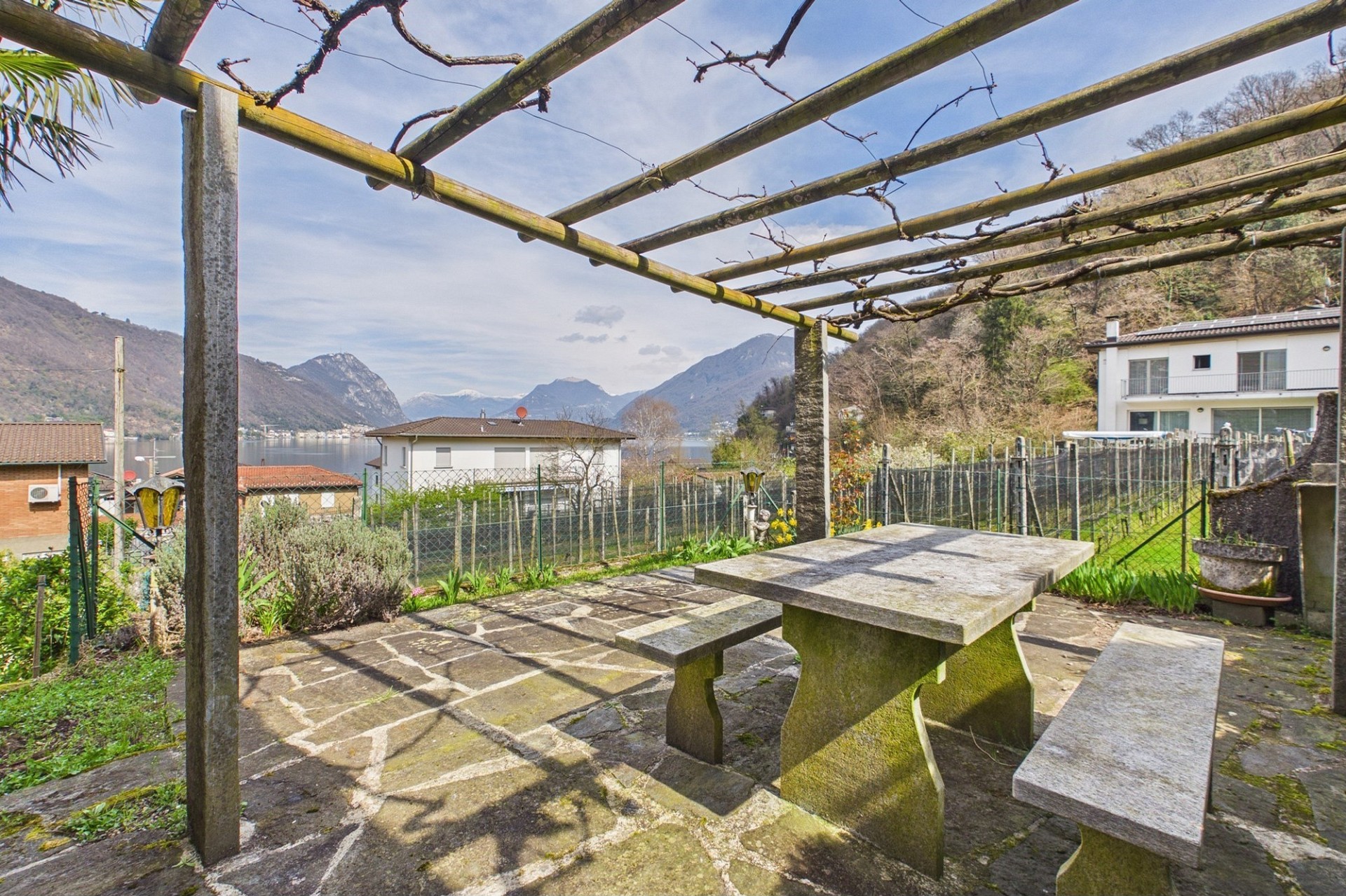 Seeterrasse mit Pergola und Bergblick