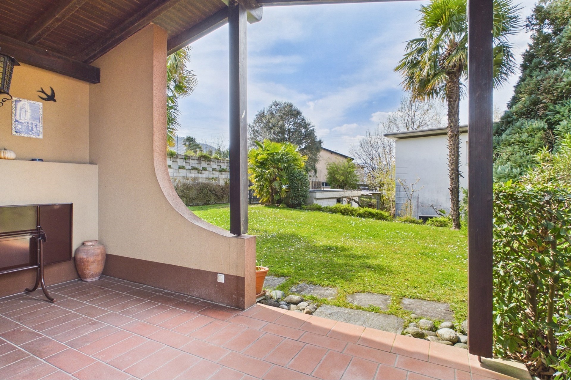Überdachte Terrasse mit Gartenblick