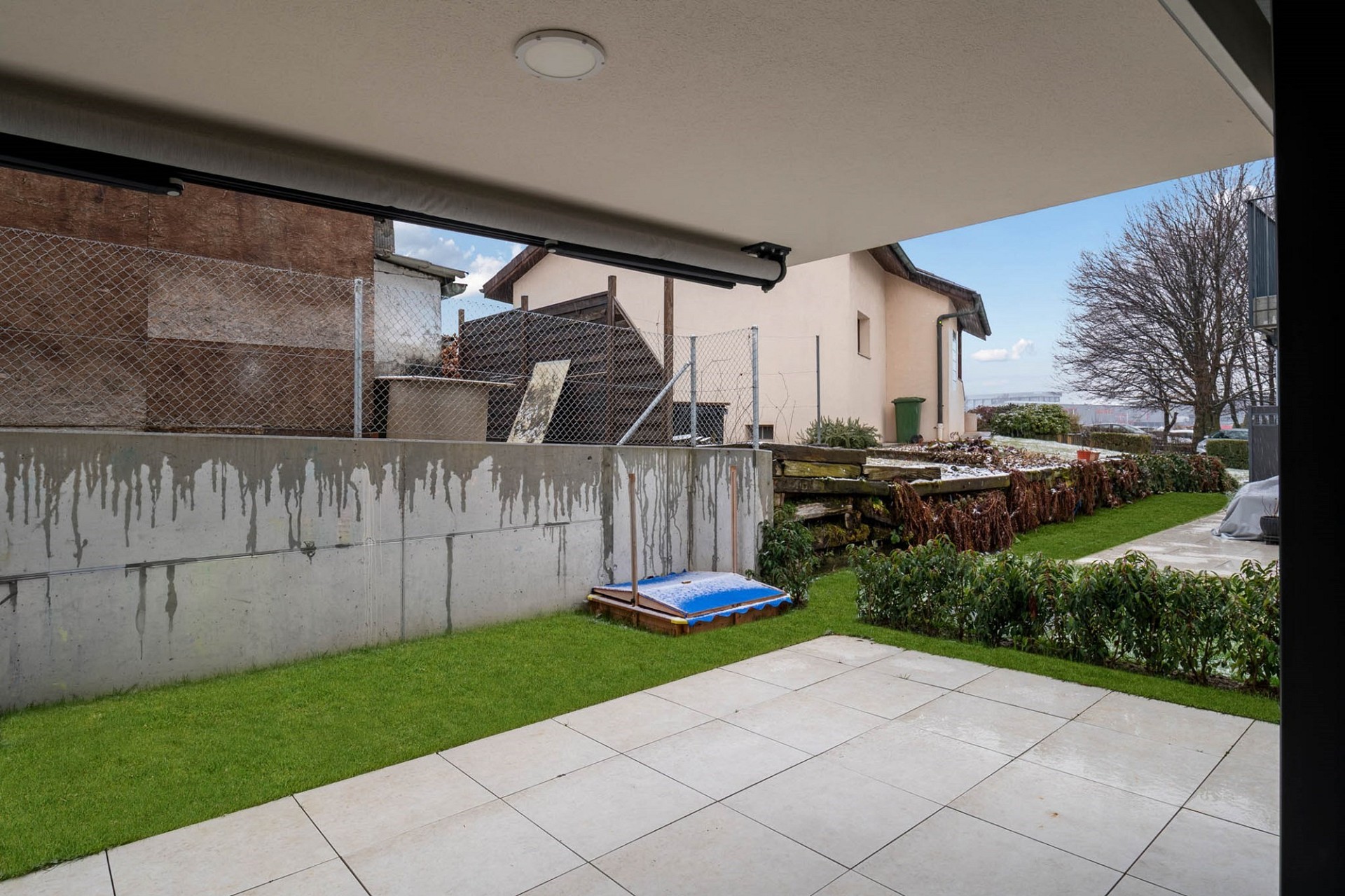 Überdachte Terrasse mit Gartenblick