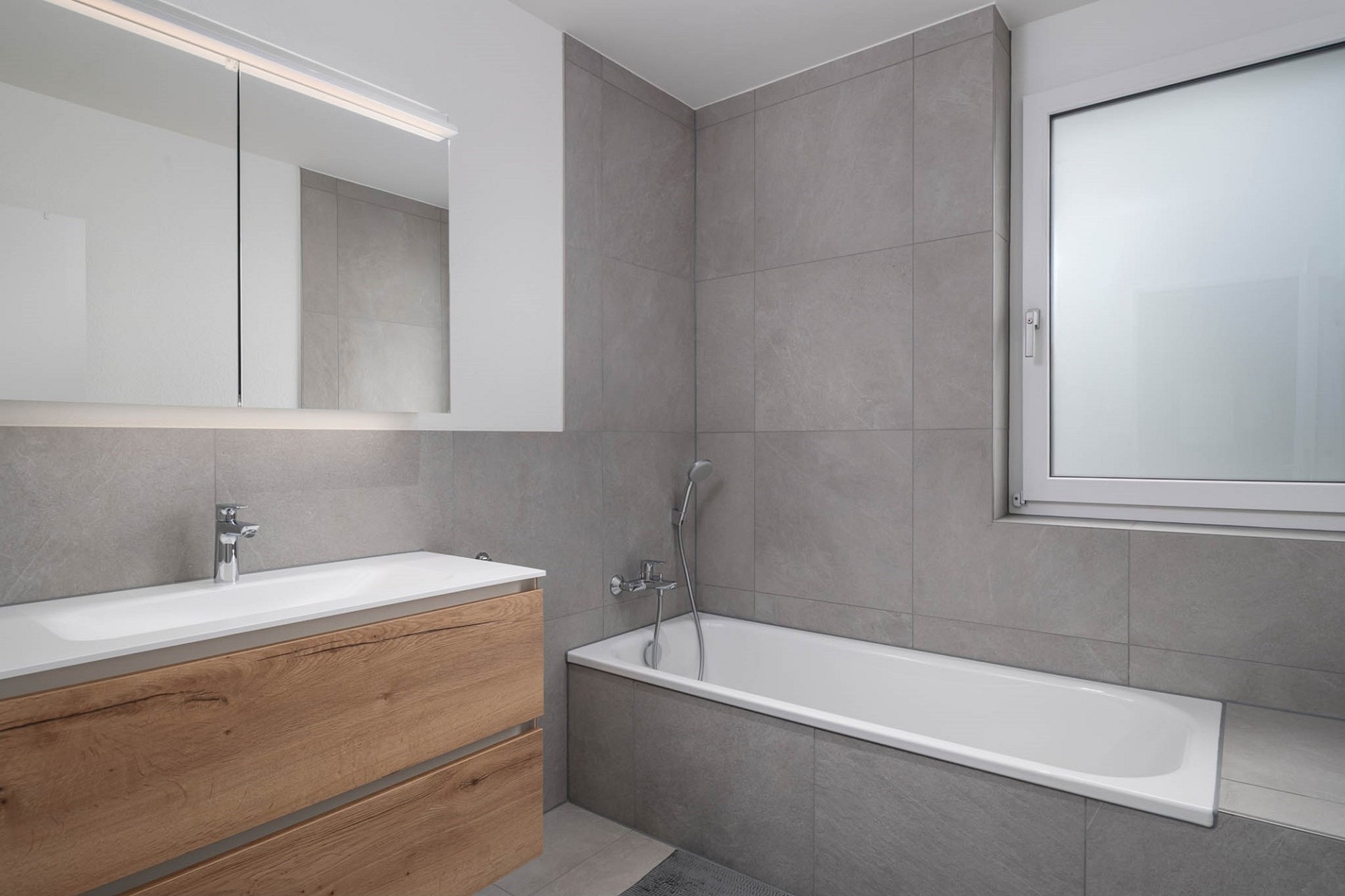 Modernes Badezimmer mit Badewanne und Waschtisch