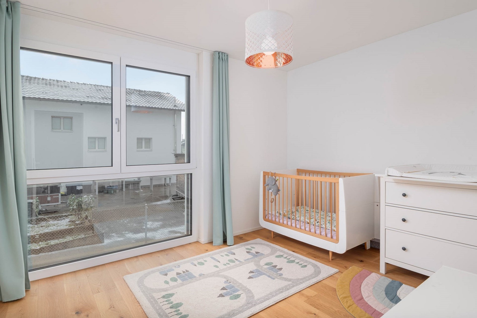Helles Kinderzimmer mit Fensterfront