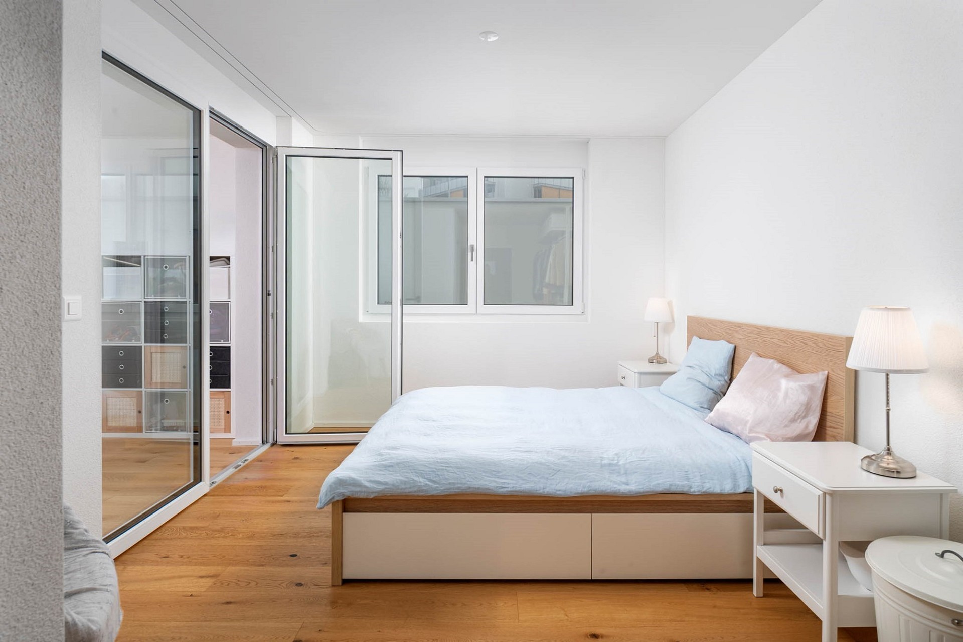 Helles Schlafzimmer mit Doppelbett und Einbauschrank
