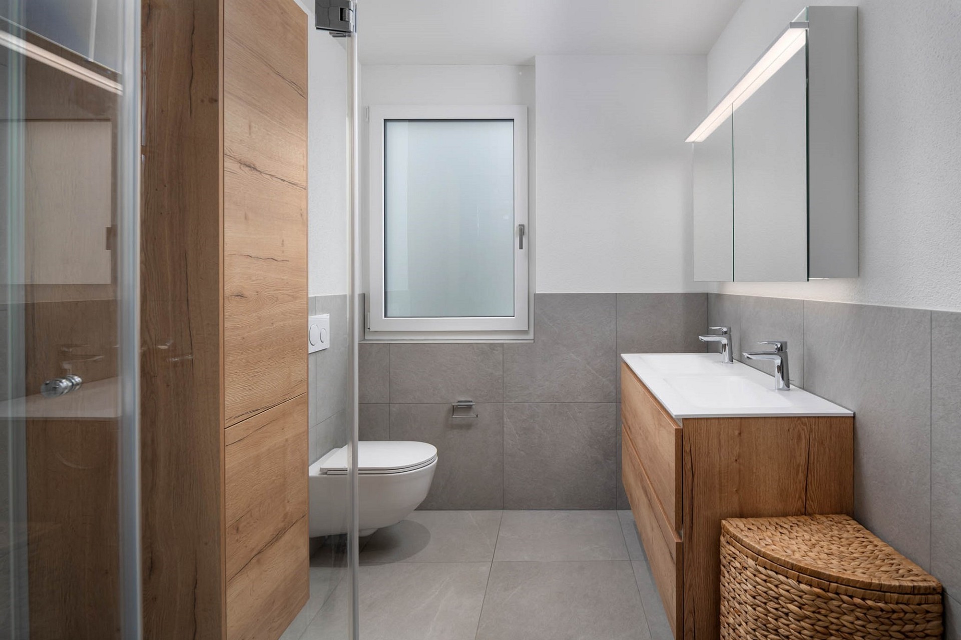 Modernes Badezimmer mit Holz- und Grautönen
