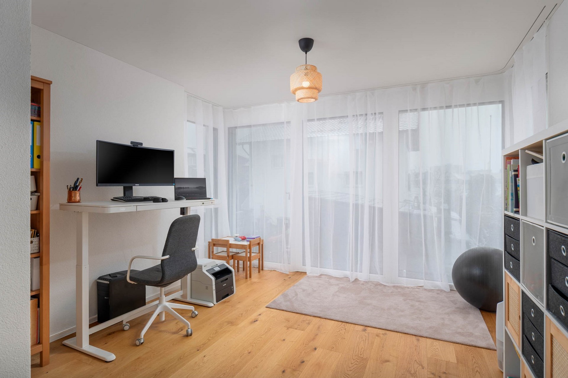 Helles Arbeitszimmer mit Schreibtisch und Regalen