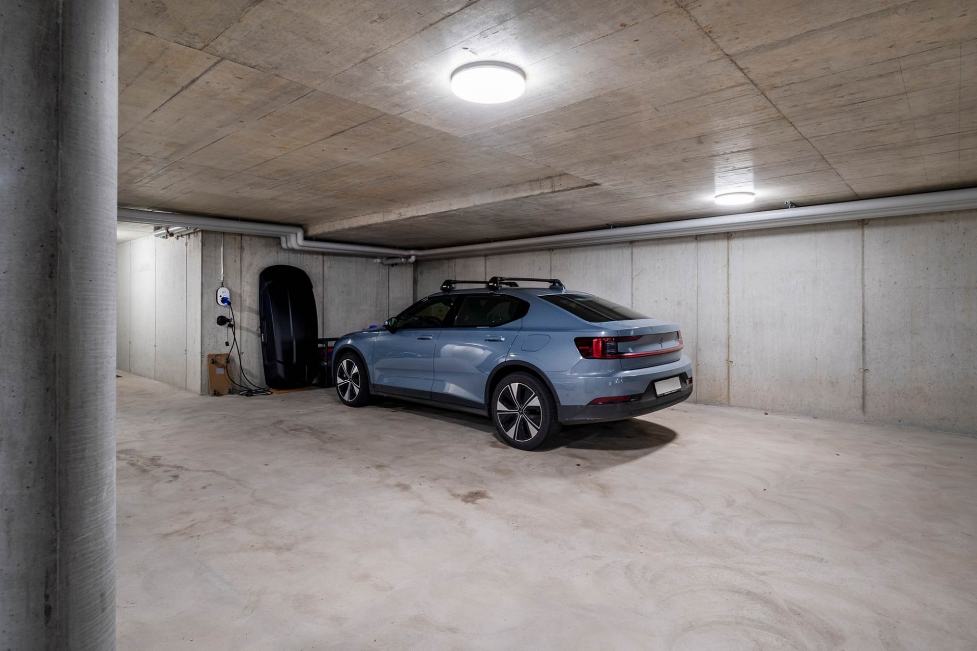 Tiefgarage mit Elektroauto