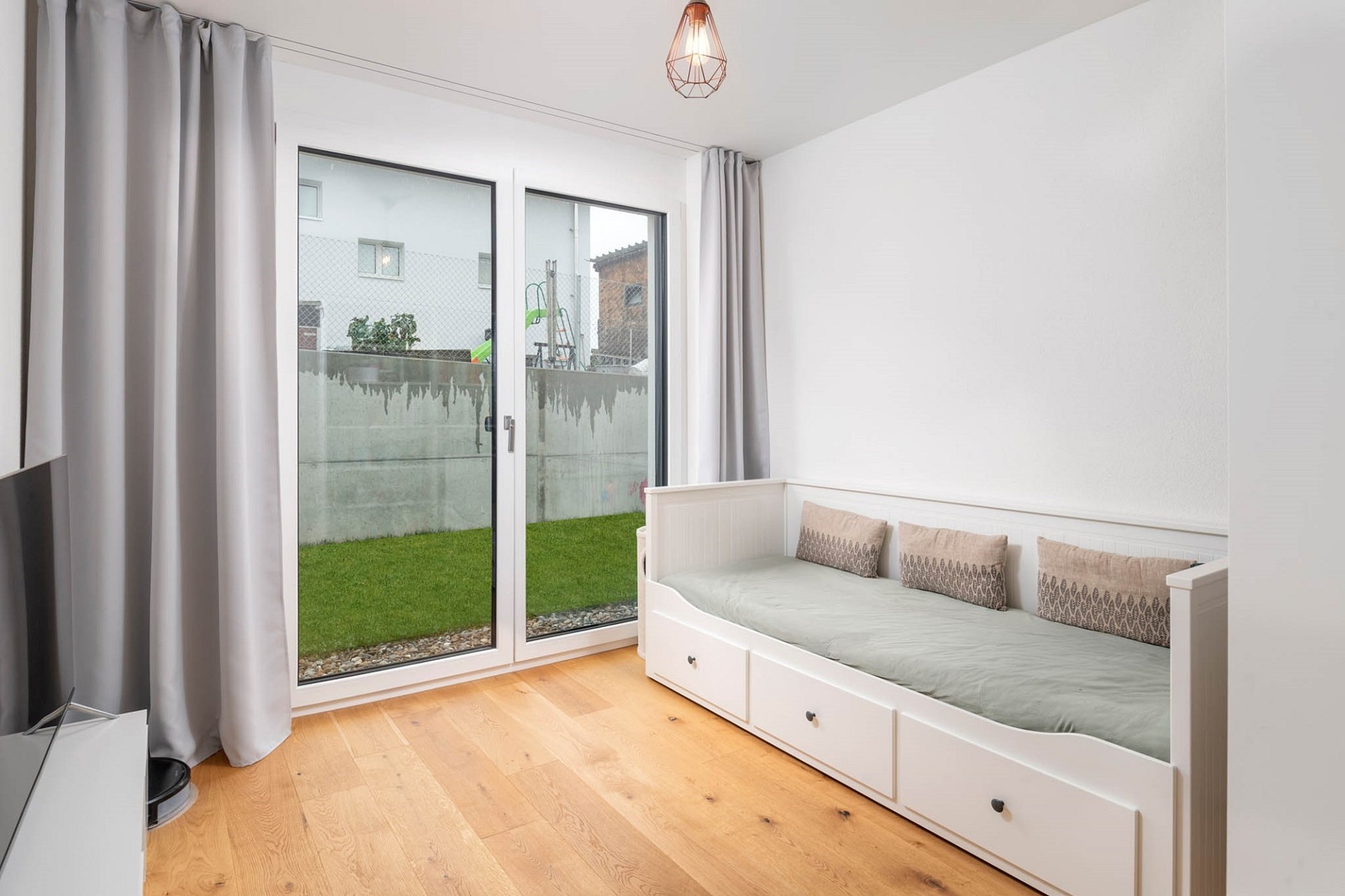 Helles Zimmer mit Schlafbank am großen Fenster