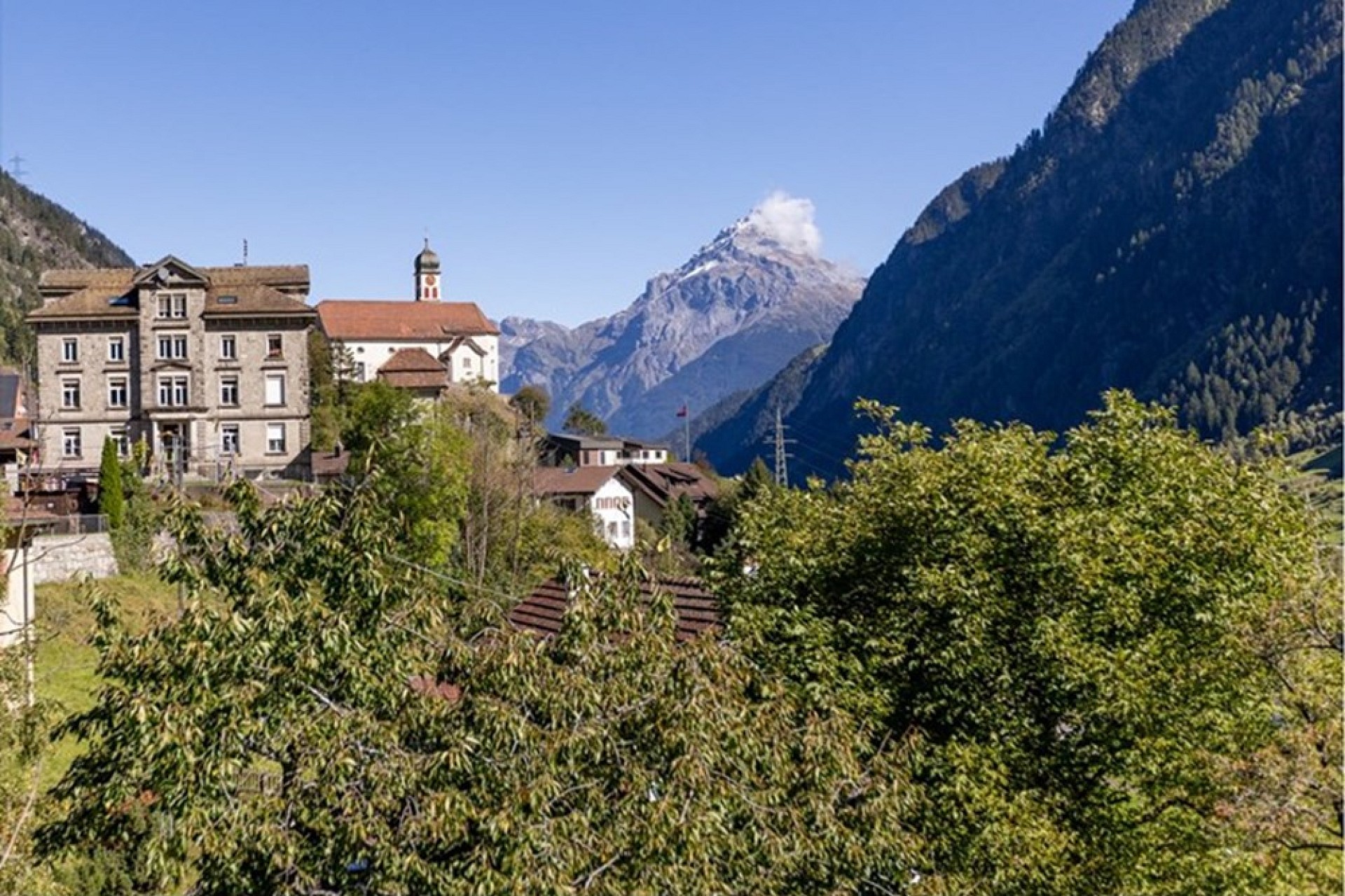 Bergdorf mit Alpenblick