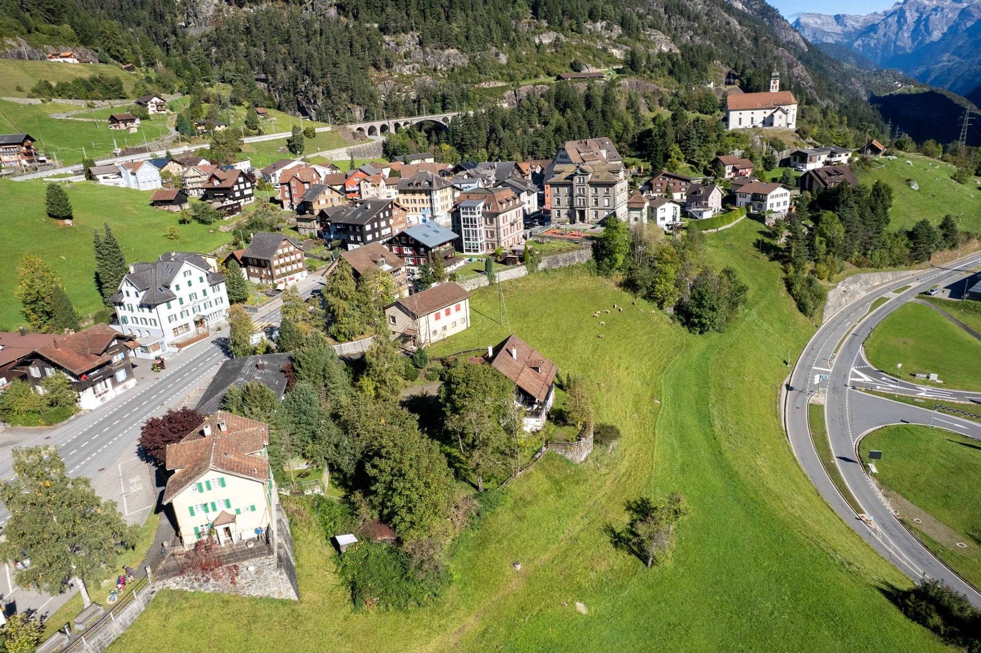 Alpenort mit Talblick