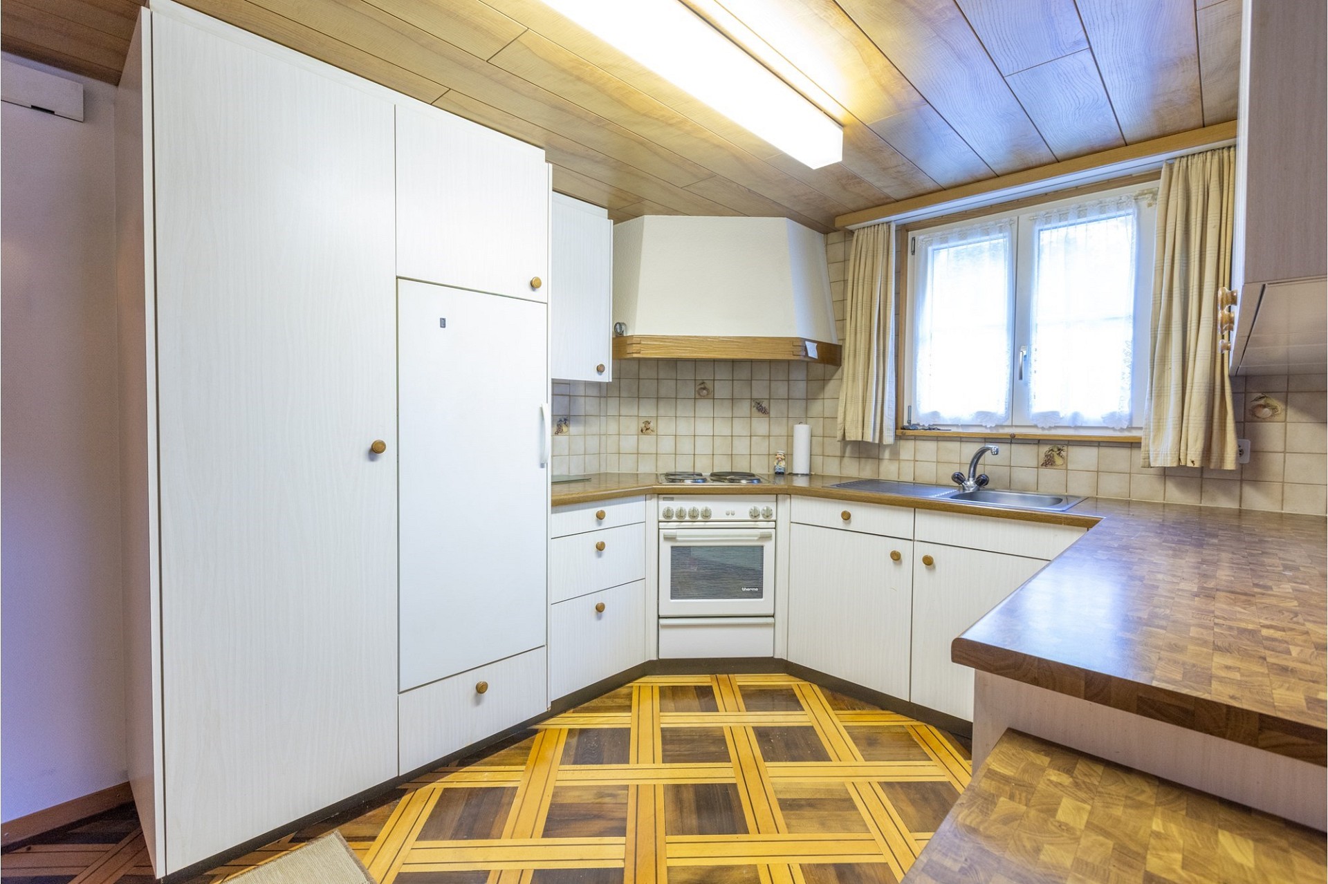 Kompakte Küche mit Holzdecke