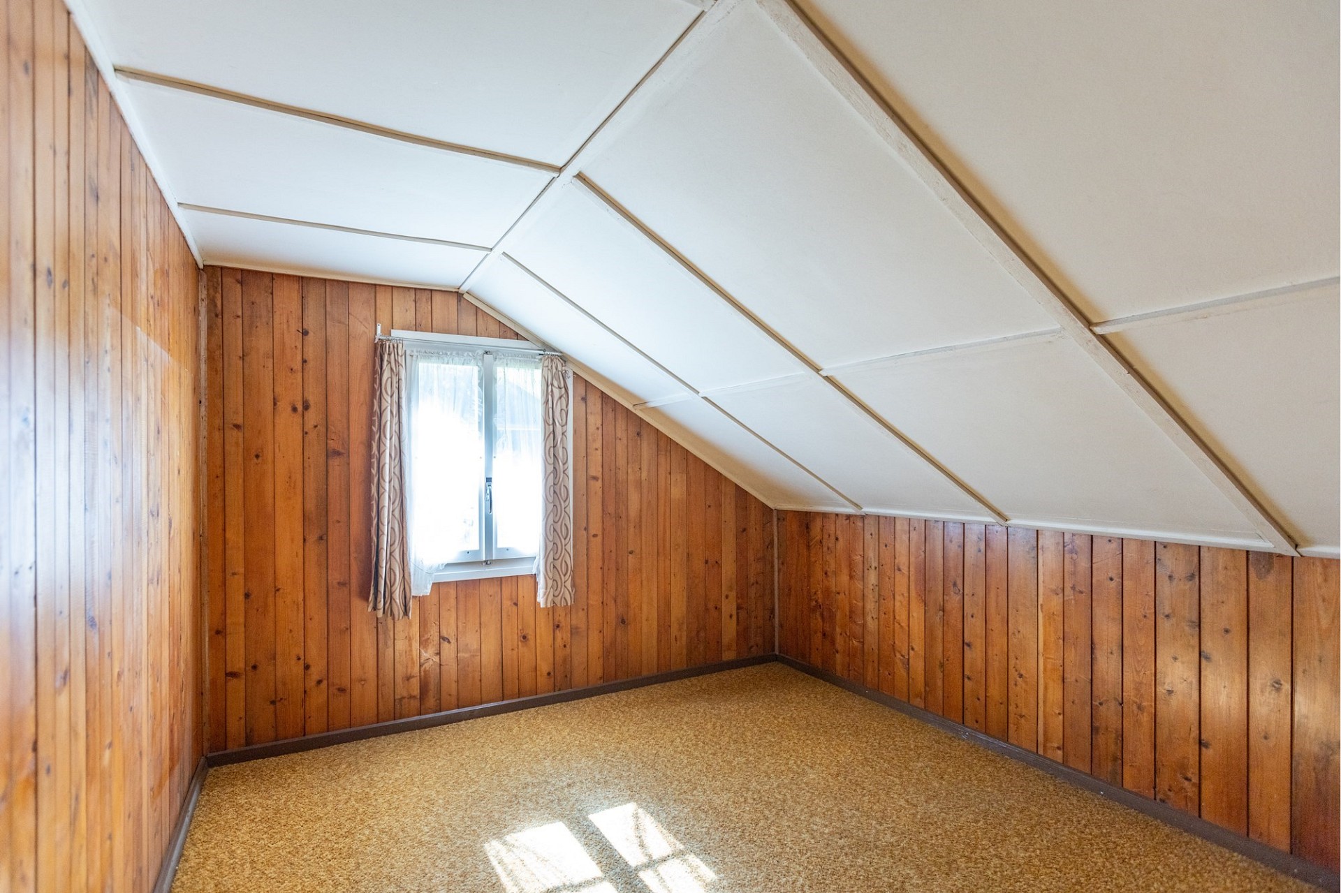 Dachgeschosszimmer mit Holzverkleidung