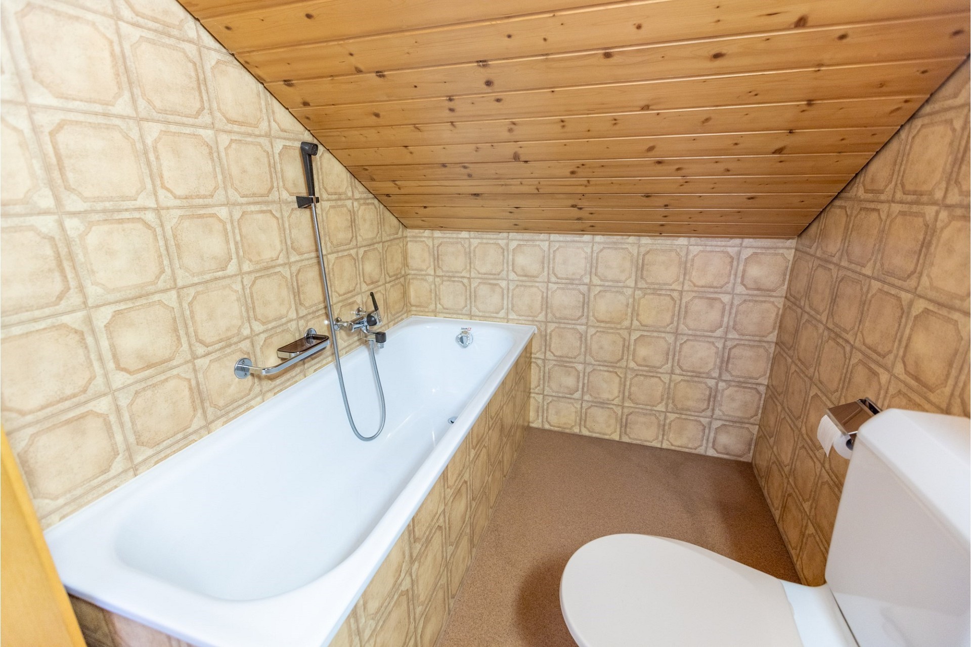 Dachgeschoss-Badezimmer mit Badewanne
