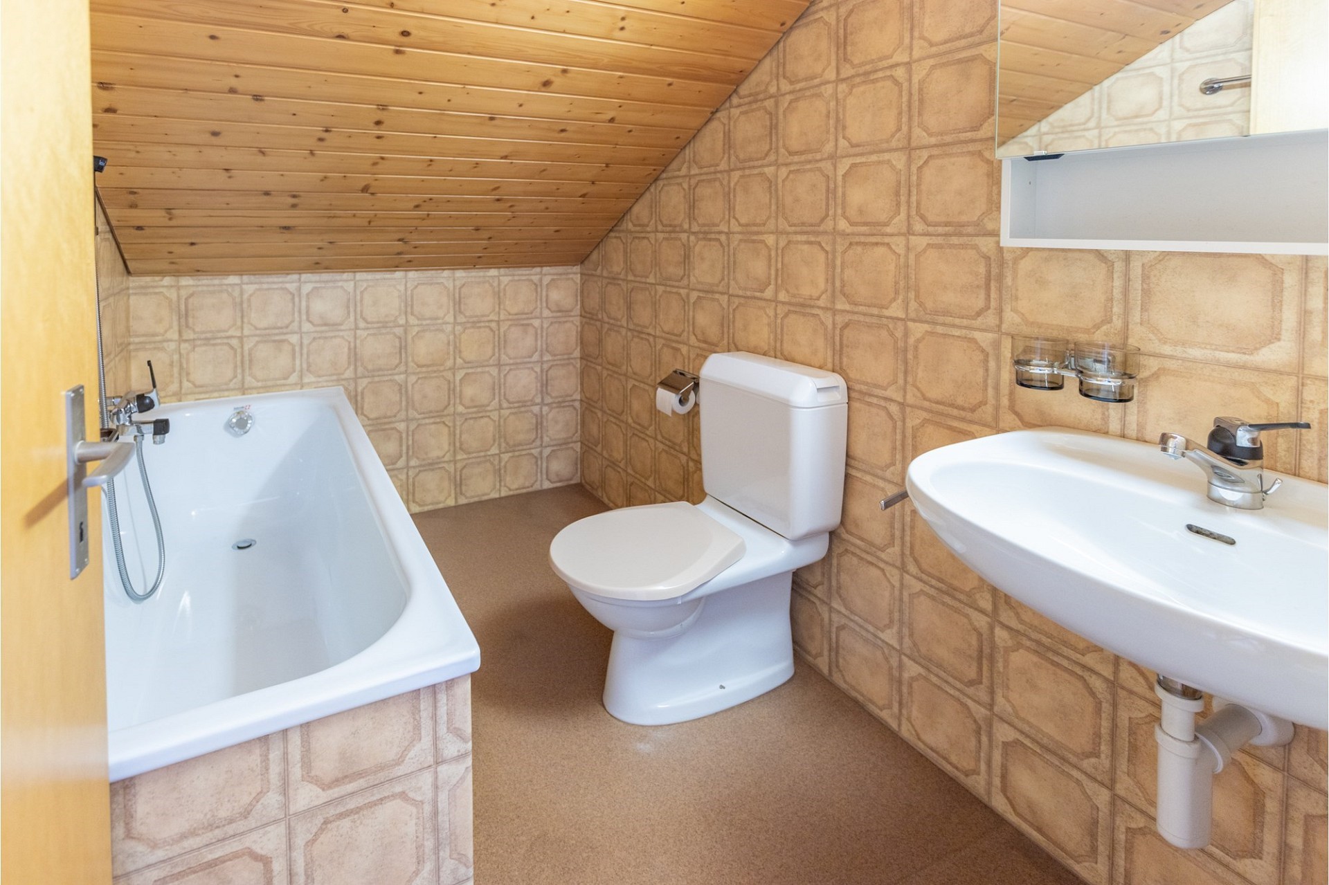 Badezimmer mit Badewanne und Dachschräge