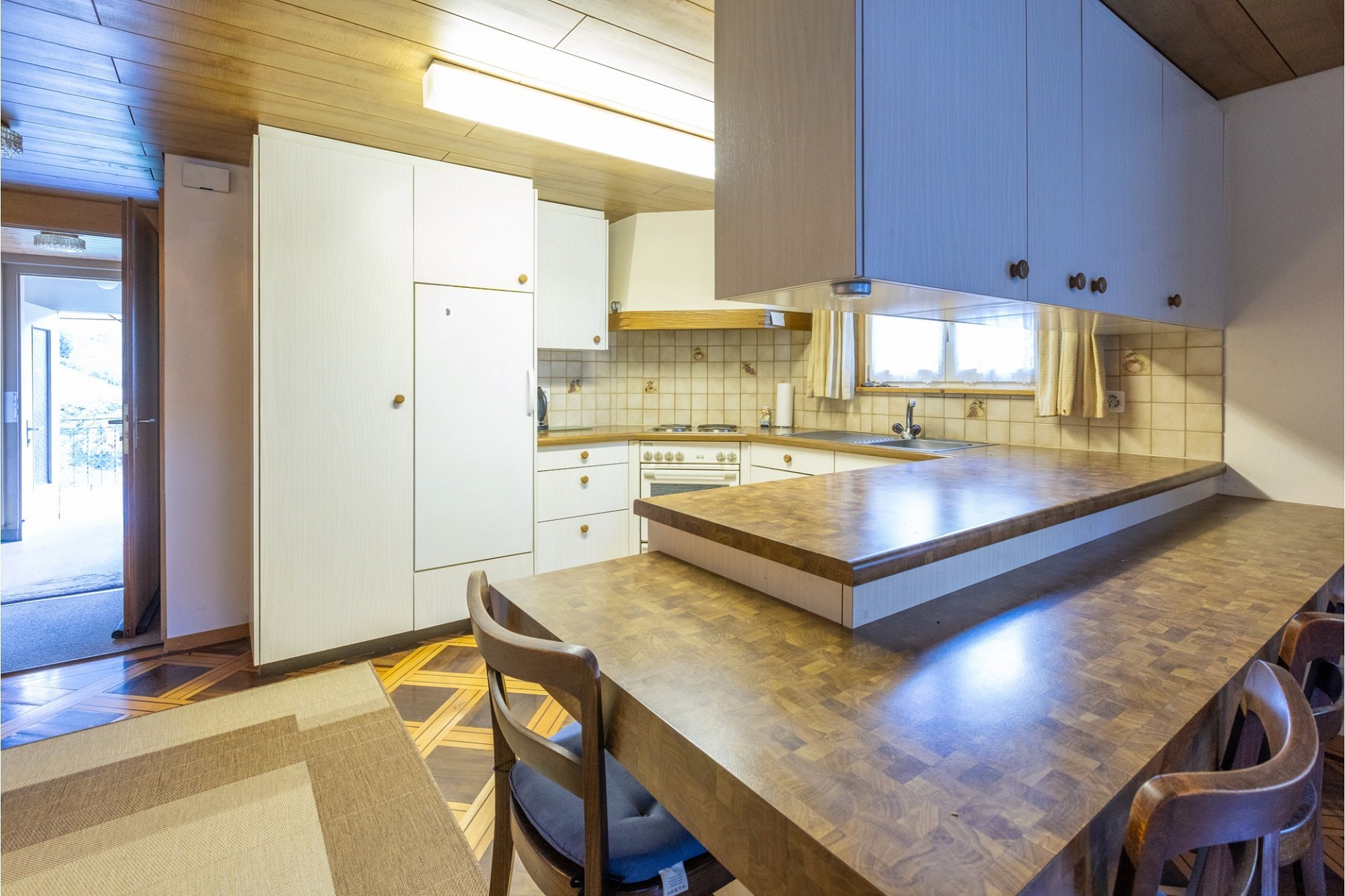 Küche mit Essbereich und Holzdetails