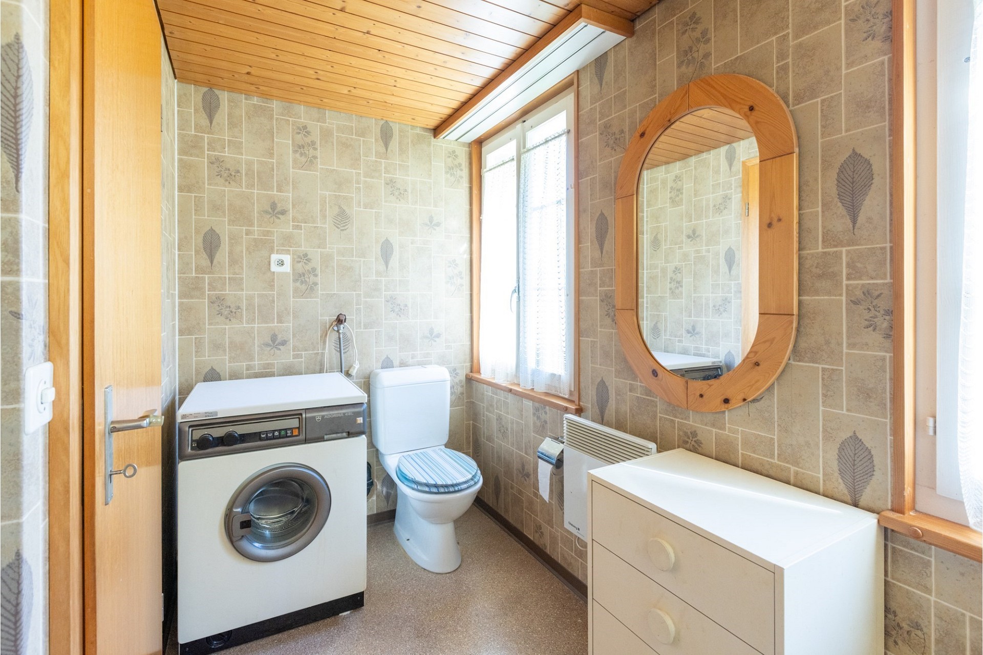 Kleines WC mit Waschmaschine
