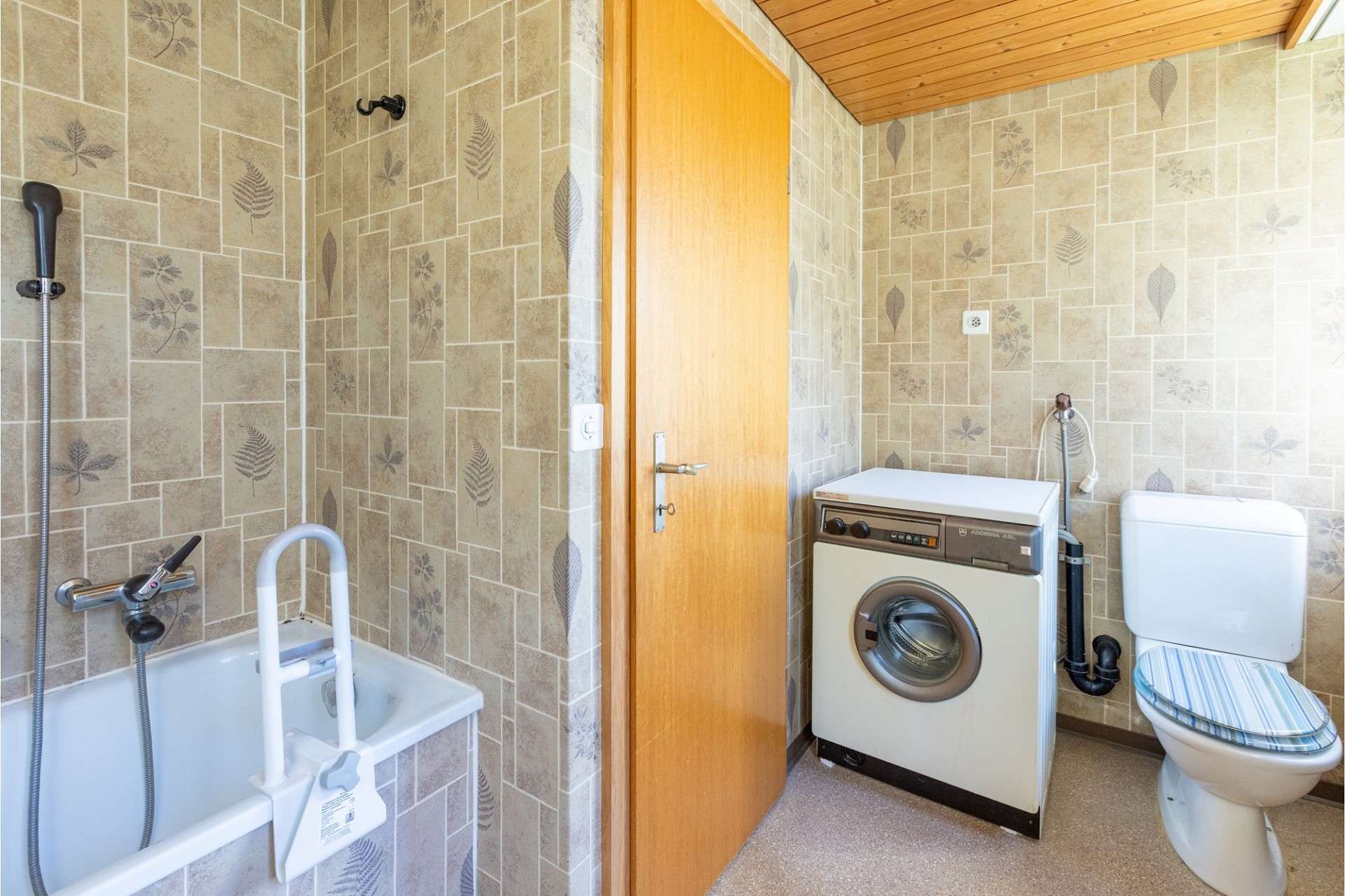 Badezimmer mit Wanne, Dusche, Waschmaschine und WC
