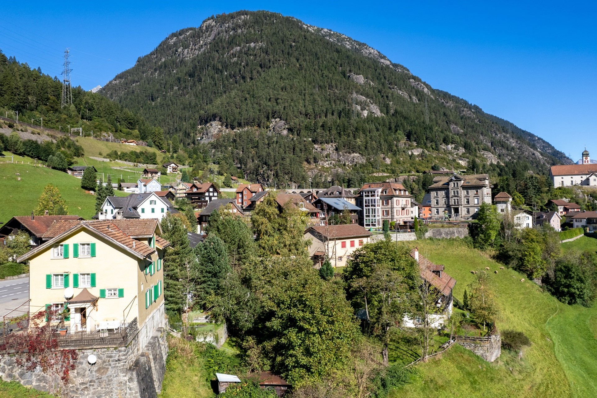 Alpenort mit Bergkulisse