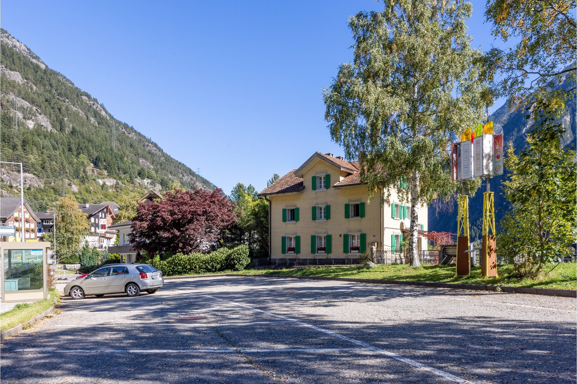 Alpines Wohnhaus mit Bergkulisse