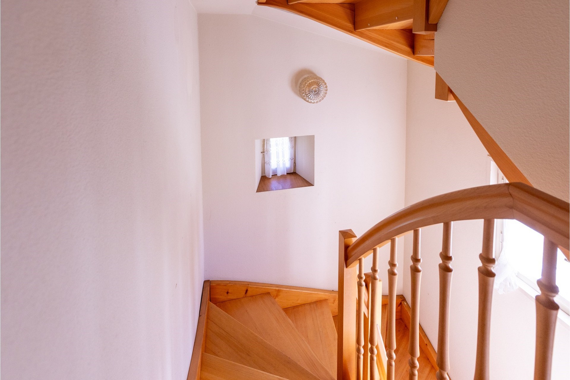 Treppenhaus mit Holzgeländer