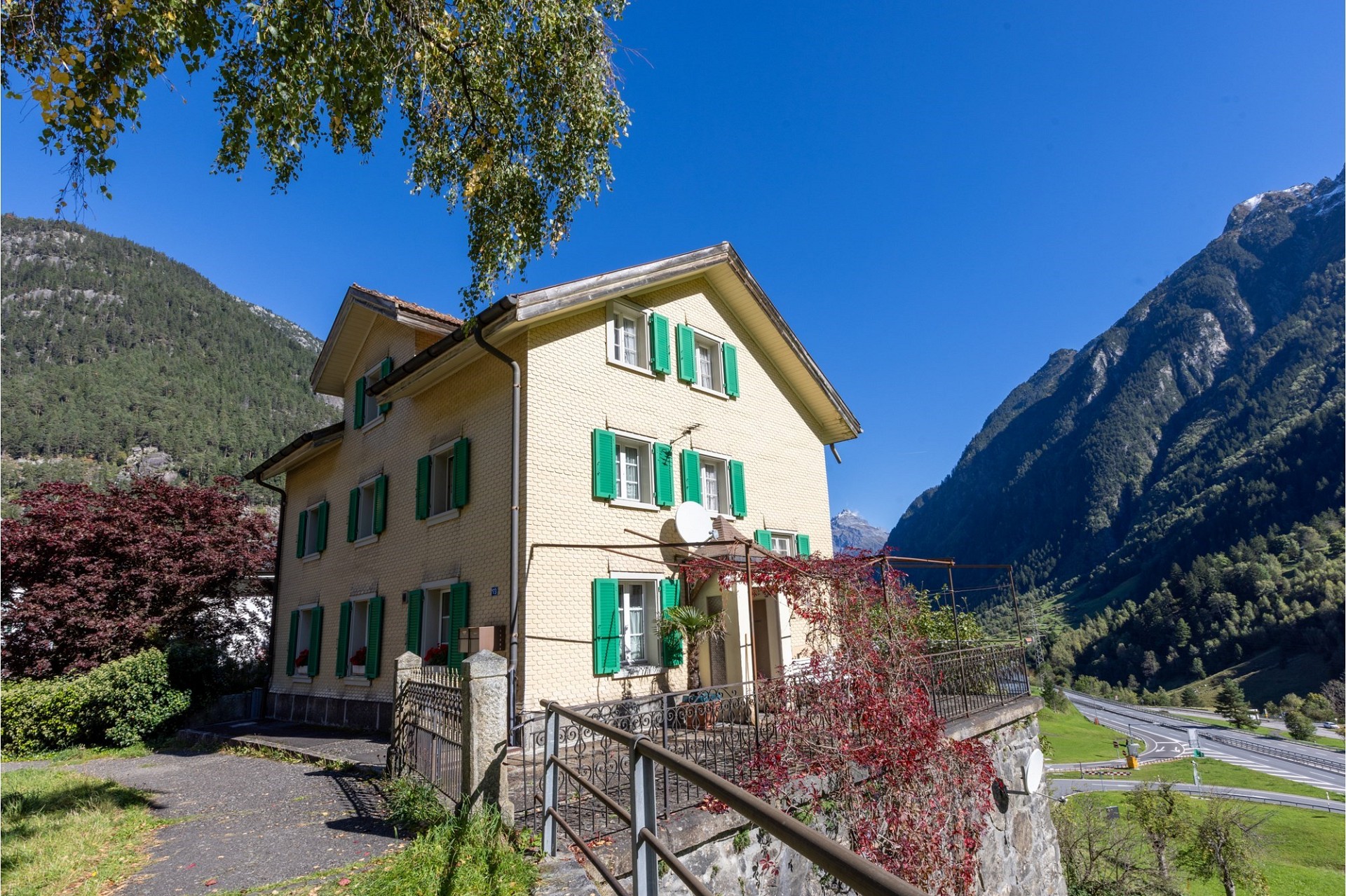 Berghaus mit Alpenblick