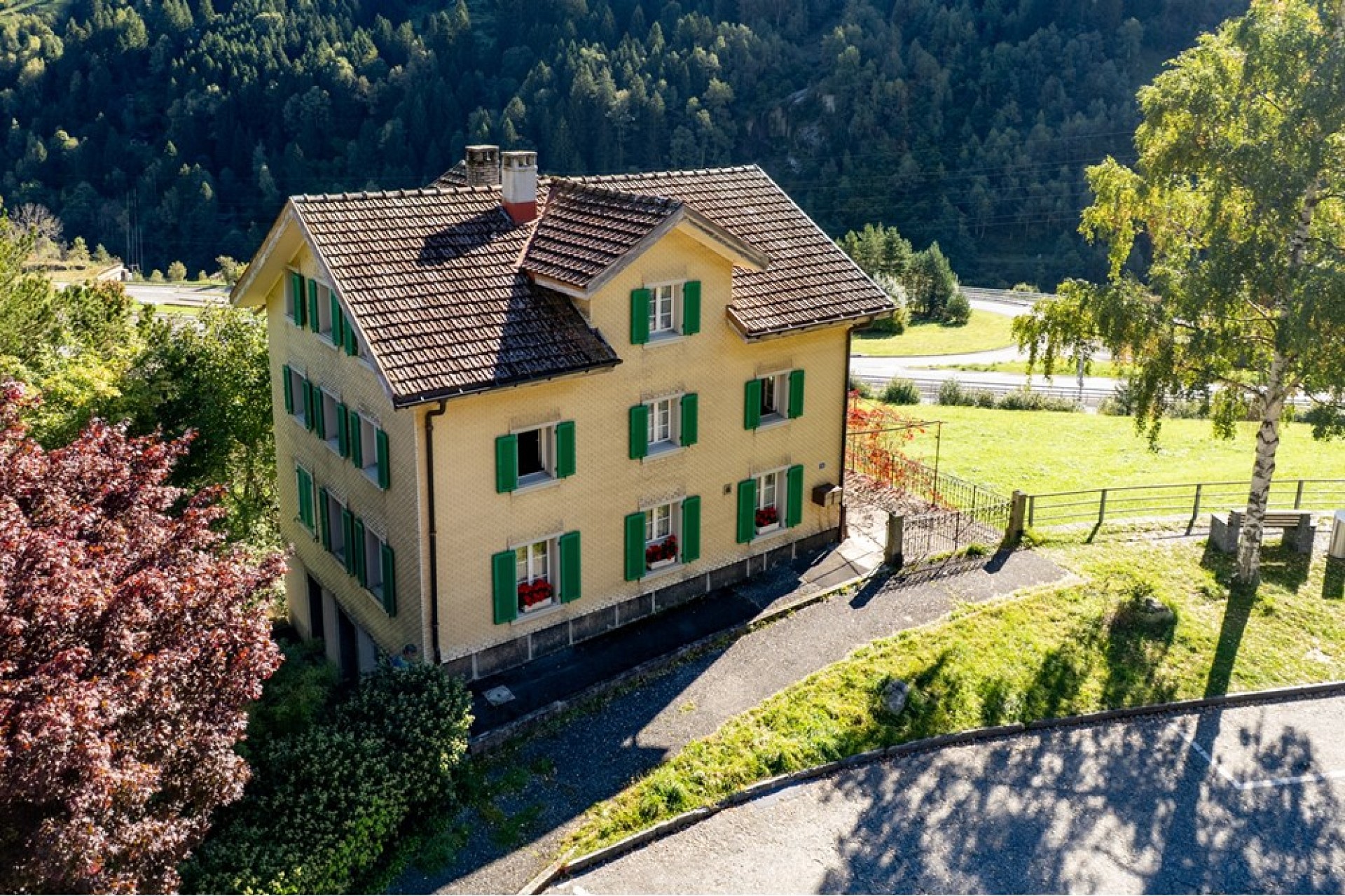 Luftaufnahme eines Hauses im Grünen
