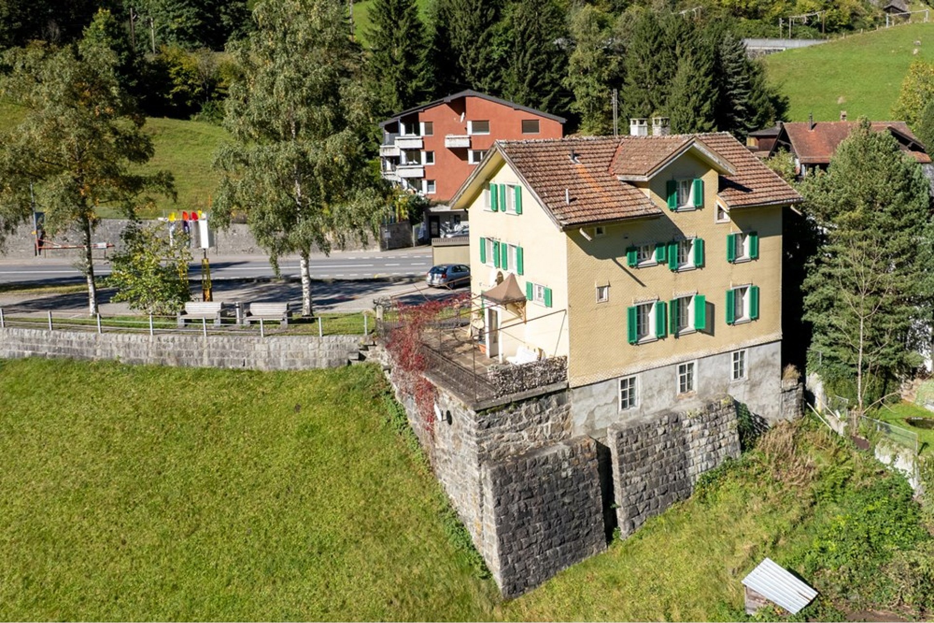 Ländliches Haus mit grünem Umfeld